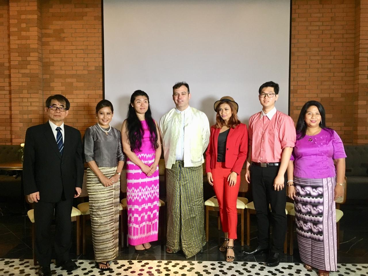 駐緬甸代表張俊福、緬甸知名歌手阿孟、仰光扶輪社、凱耶學校及音樂節籌辦單位合影（2019年6月6日）