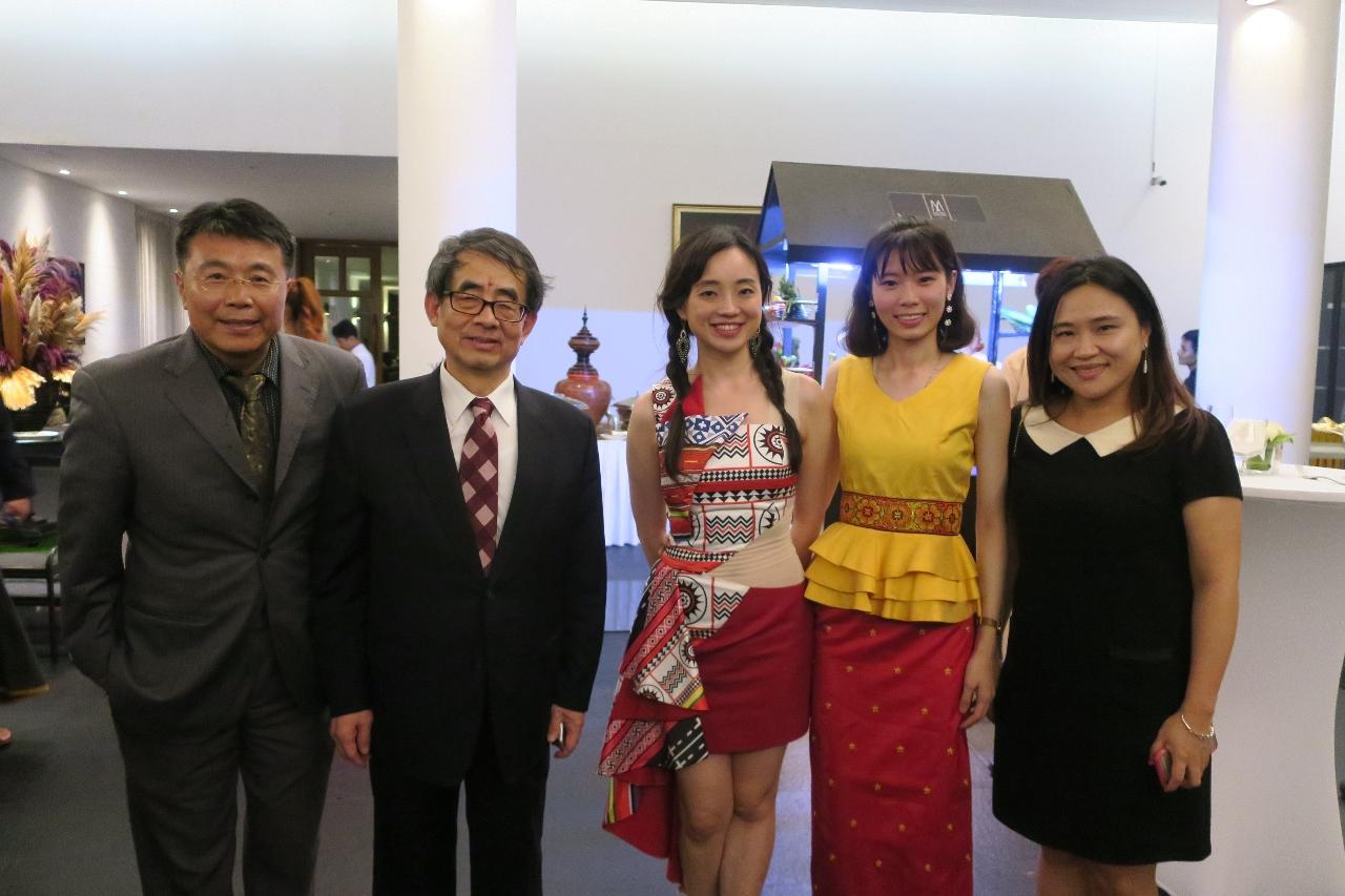 來自臺灣鋼琴家黃凱盈及小提琴陳安美（圖中）與駐緬甸代表張俊福、副參事張水庸及秘書呂佩娟在合影（2019年6月17日）