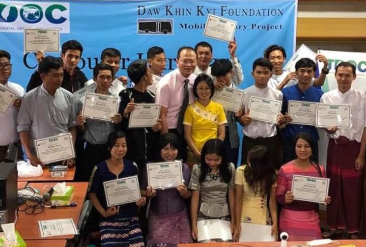 台中科大林文彥教授應邀於杜慶芝基金會講授電腦硬體組裝維修課程，並頒發結業證書。