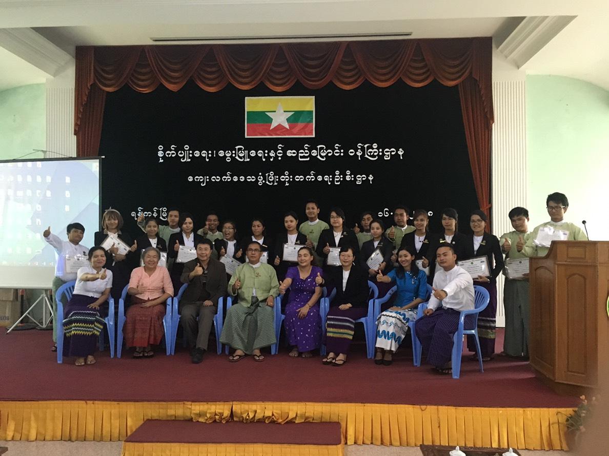 台灣自2016年在緬甸推動數位機會中心(Taiwan Digital Opportunity Center, TDOC)計畫，迄今在緬甸各地設立10個訓練中心及社區電腦中心；駐緬代表處副參事張水庸、緬甸電腦聯盟（Myanmar Computer Federation）、緬甸農業部共同出席在仰光TDOC電腦中心舉辦的結業典禮。