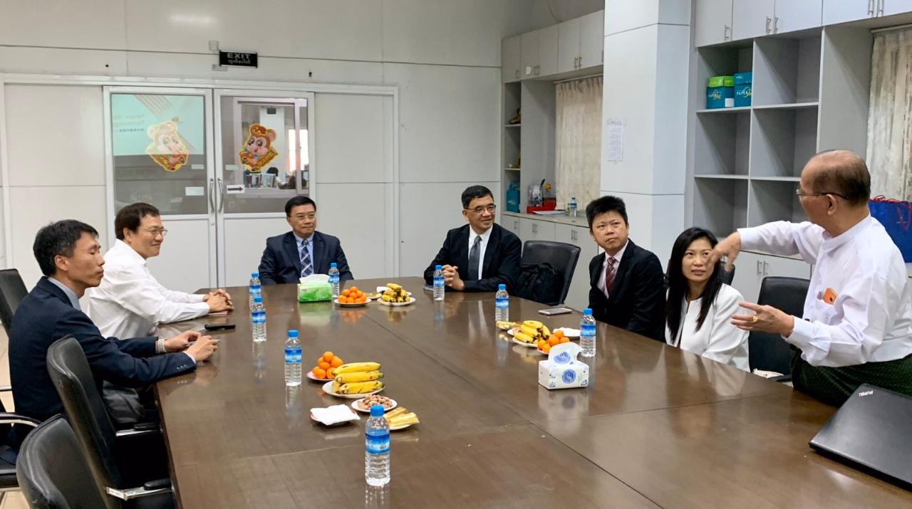 駐緬甸代表李朝成於1月31日上午前往蘭達亞工業區參觀台商偉特企業股份有公司工廠，受到王明祥董事長熱情接待，並陪同參觀工廠設備及員工生產情形，王明祥董事長也向李代表簡報籌設仰光華緬科學園經過情形，李大使對王董事長艱辛開創，打造出蕾絲王國表示欽佩，並預祝華緬科學園區開發順利。

李朝成代表聽取仰光華緬科學園簡報