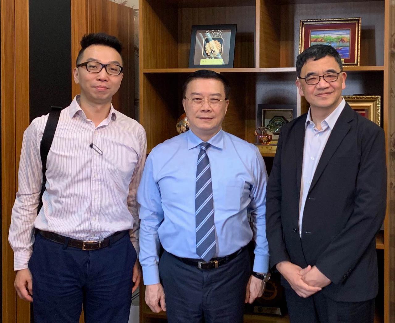 萬海航運股份有限公司緬甸船務蔡承諭代表1月29日下午拜會駐緬甸代表處李朝成代表，就緬甸航運業及整體產業景氣走向等交換意見。

駐緬甸代表處李朝成代表(中)偕經濟組蕭俊組長(右)與萬海航運股份有限公司緬甸船務蔡承諭代表(左)合影