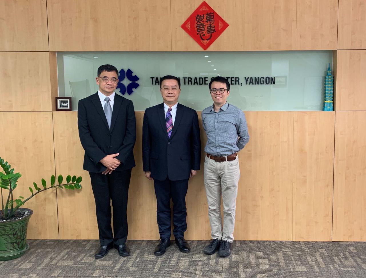駐緬甸代表處李朝成代表偕經濟組蕭俊組長1月24日上午訪視仰光臺灣貿易中心，瞭解我國在緬甸各項貿易拓銷情形。臺貿中心柯名瑜經理向李代表簡報緬甸經貿現況並說明工作情形，李代表慰勉同仁辛勞並祝賀農曆新年愉快。

駐緬甸代表處李朝成代表(中)與仰光臺灣貿易中心柯名瑜經理(右)、經濟組蕭俊組長(左)合影
