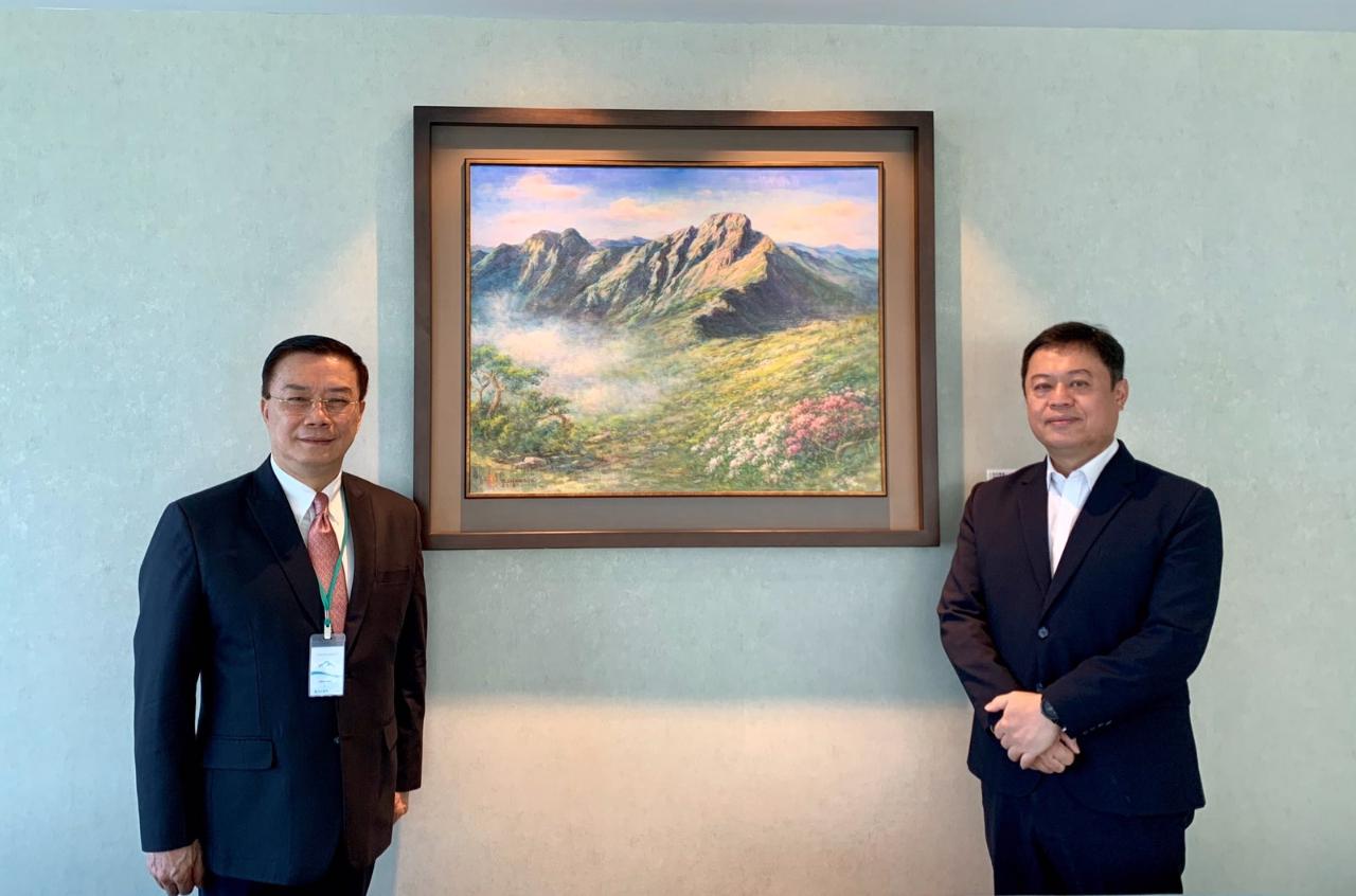 駐緬甸代表李朝成於本(1)月30日上午拜會玉山銀行仰光分行，該行江元仁行長率同仁接待並介紹該行業務及服務設施，雙方並就外商投資情勢與緬甸金融發展交換意見。玉山仰光分行於2016年9月取得緬甸中央銀行核准執照，同年10月正式開業營運，為目前唯一在緬甸設立分行之台資銀行，提供台商與外商優質金融服務。
 
駐緬甸代表處李朝成代表拜會玉山銀行仰光分行江元仁行長合影