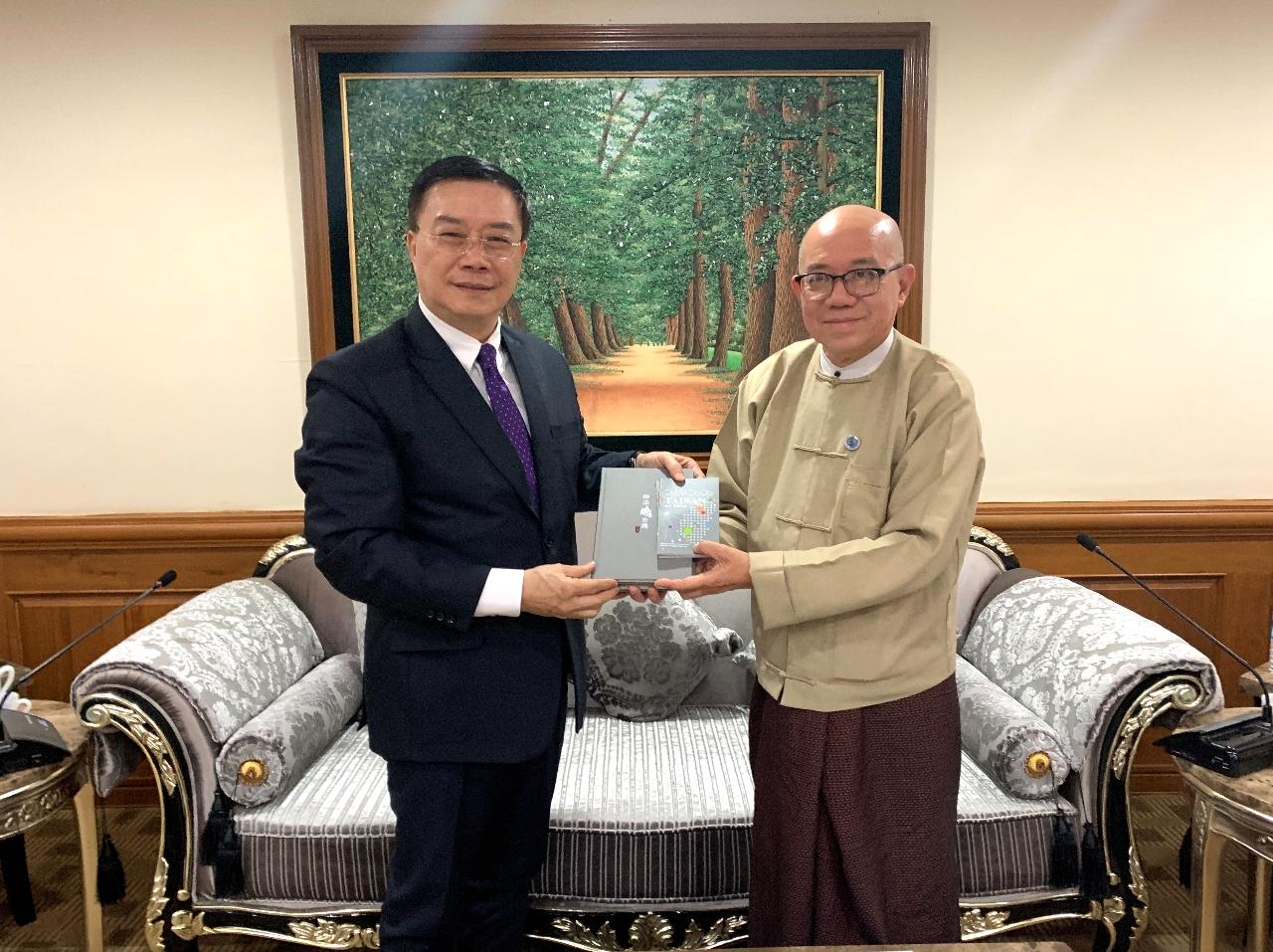 李代表致贈妙鄧副會長臺灣國情簡介及2020年案曆