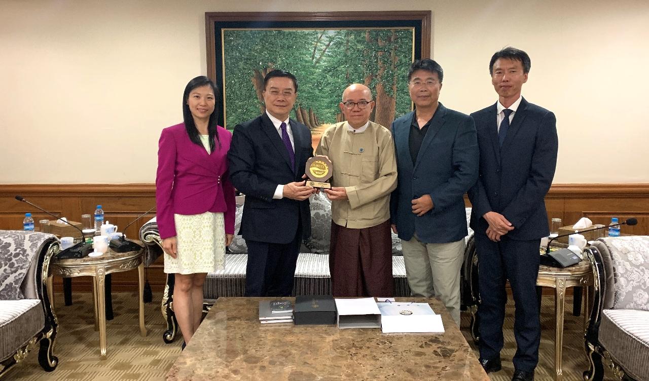 緬甸商工總會妙鄧副會長致贈李代表UMFCCI百週年紀念牌