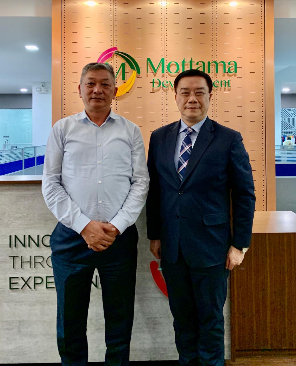 駐緬甸代表處李朝成代表2月11日下午拜會緬甸Mottama控股公司，獲楊河董事總經理、楊祖貴特助與李維斌顧問熱情接待，雙方就緬甸企業創業歷程、經商環境變化及企業未來發展前景交換意見。
Mottama控股公司由楊董事長創立於1997年，由早期為外國投資人興建廠房起步，並參與國家基礎建設，隨緬甸對外開放日漸茁壯，目前擁有數十家關係企業及數千員工，經營版圖橫跨營建、貿易及地產開發等業，為緬甸重要標竿企業。

駐緬甸代表處李朝成代表(右)與緬甸Mottama控股公司楊河董事總經理(左)合影