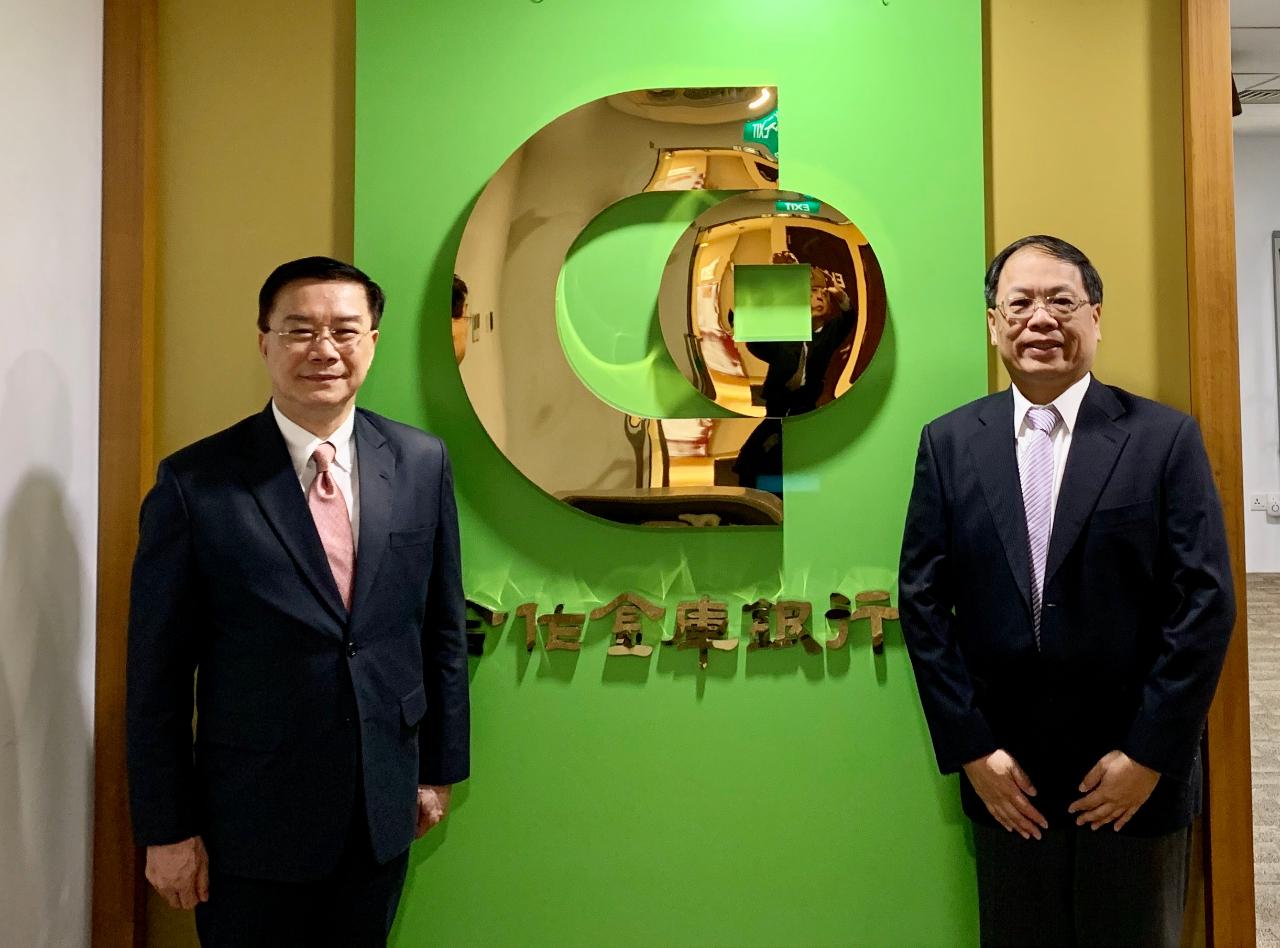 駐緬甸代表處李朝成代表偕同仁於2月21日下午拜會合作金庫商業銀行仰光代表人辦事處周王聰首席代表，關心台商在緬甸投資現況及經營情形，並就緬甸經濟發展及金融情勢交換意見。

駐緬甸代表處李朝成代表(左)與合作金庫商業銀行仰光代表人辦事處周王聰首席代表(右)合影