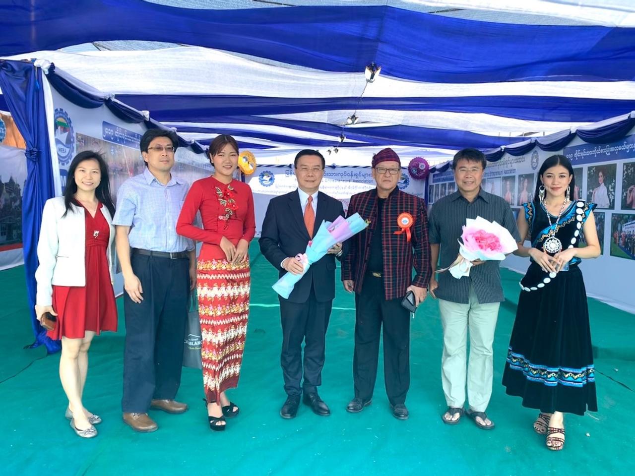 緬甸民族企業家協會(Myanmar Ethnic Entrepreneurs Association,MEEA)歡迎駐緬代表李朝成(中)、副參事張水庸(右)、秘書林世政(左二)、秘書曾靖惠(左一)
