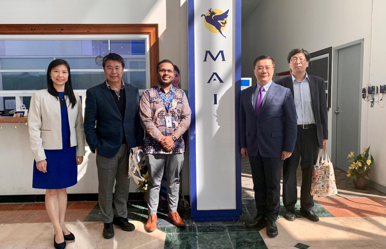 駐緬甸代表李朝成（中）、緬甸國際航空(MAI)處長Tanes Kumar（中）、駐緬甸代表處  副參事張水庸（左二）、秘書林世政（右一）、秘書曾靖惠（左一）
