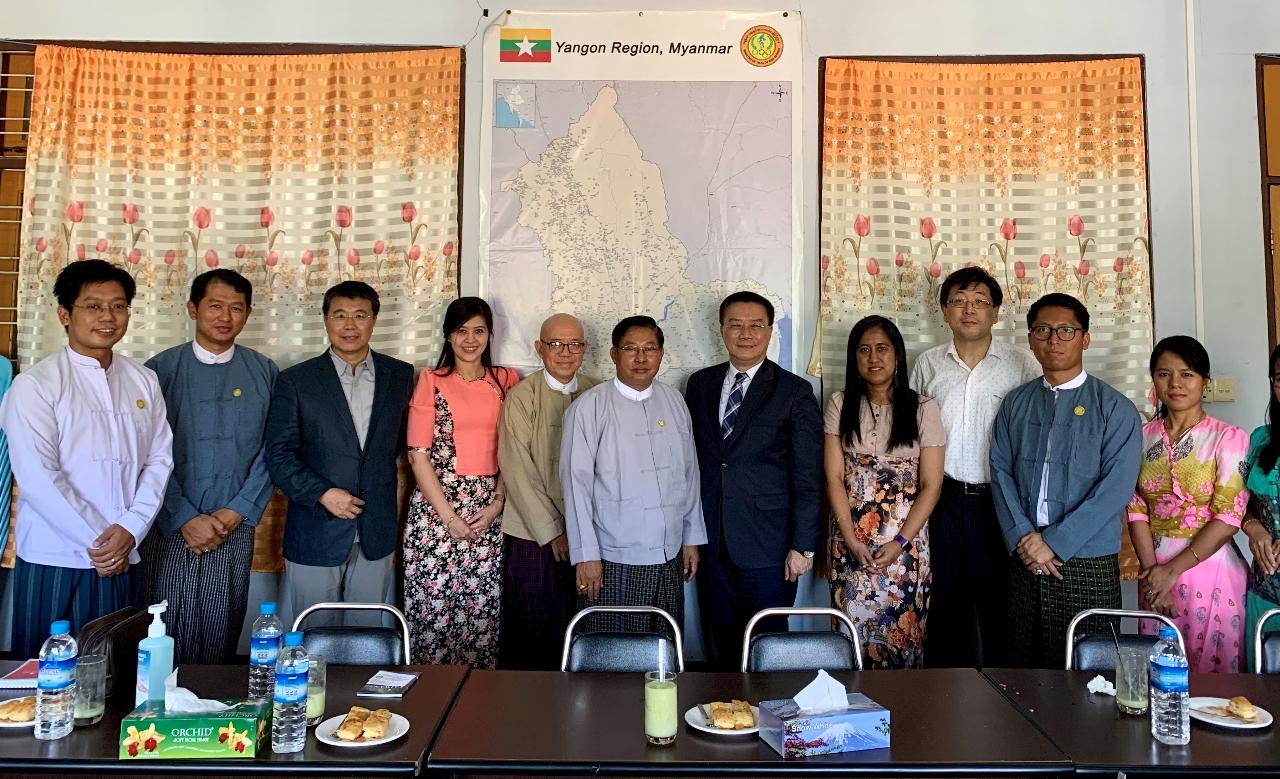 駐緬甸代表處與仰光防疫指揮部門合影，駐緬甸代表李朝成、副參事張水庸、秘書林世政、緬甸駐台代表妙鄧與會
