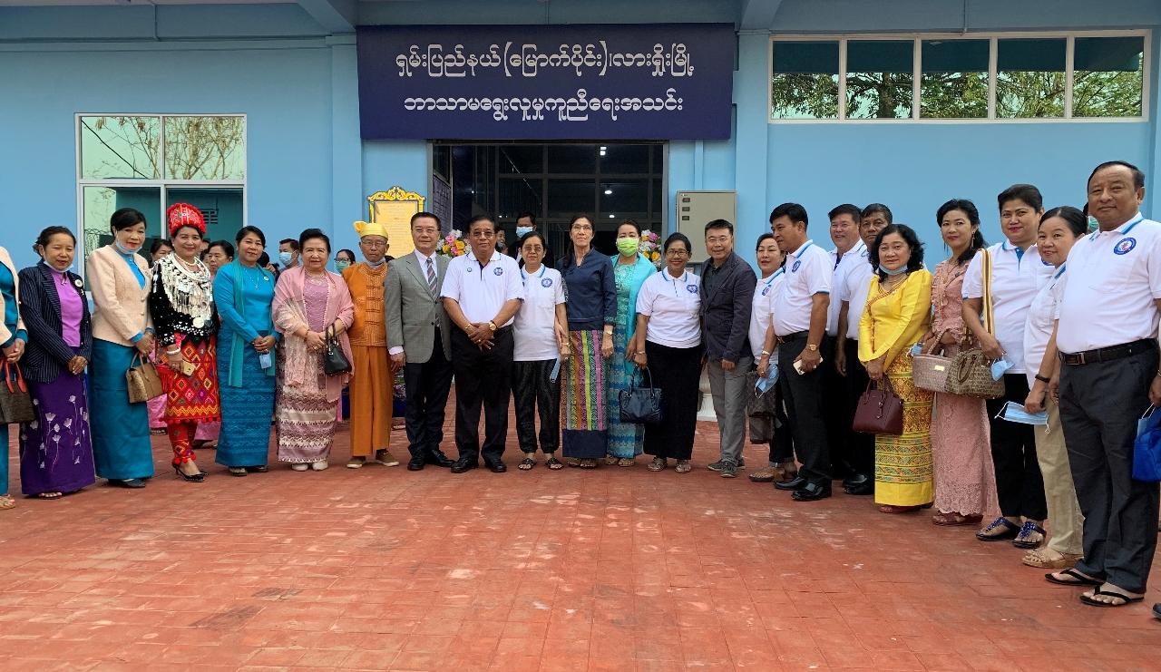 緬北撣邦臘戌社區活動中心大樓落成合影。駐緬甸代表處李代表朝成、副參事張水庸及僑務組組長張文華應邀出席