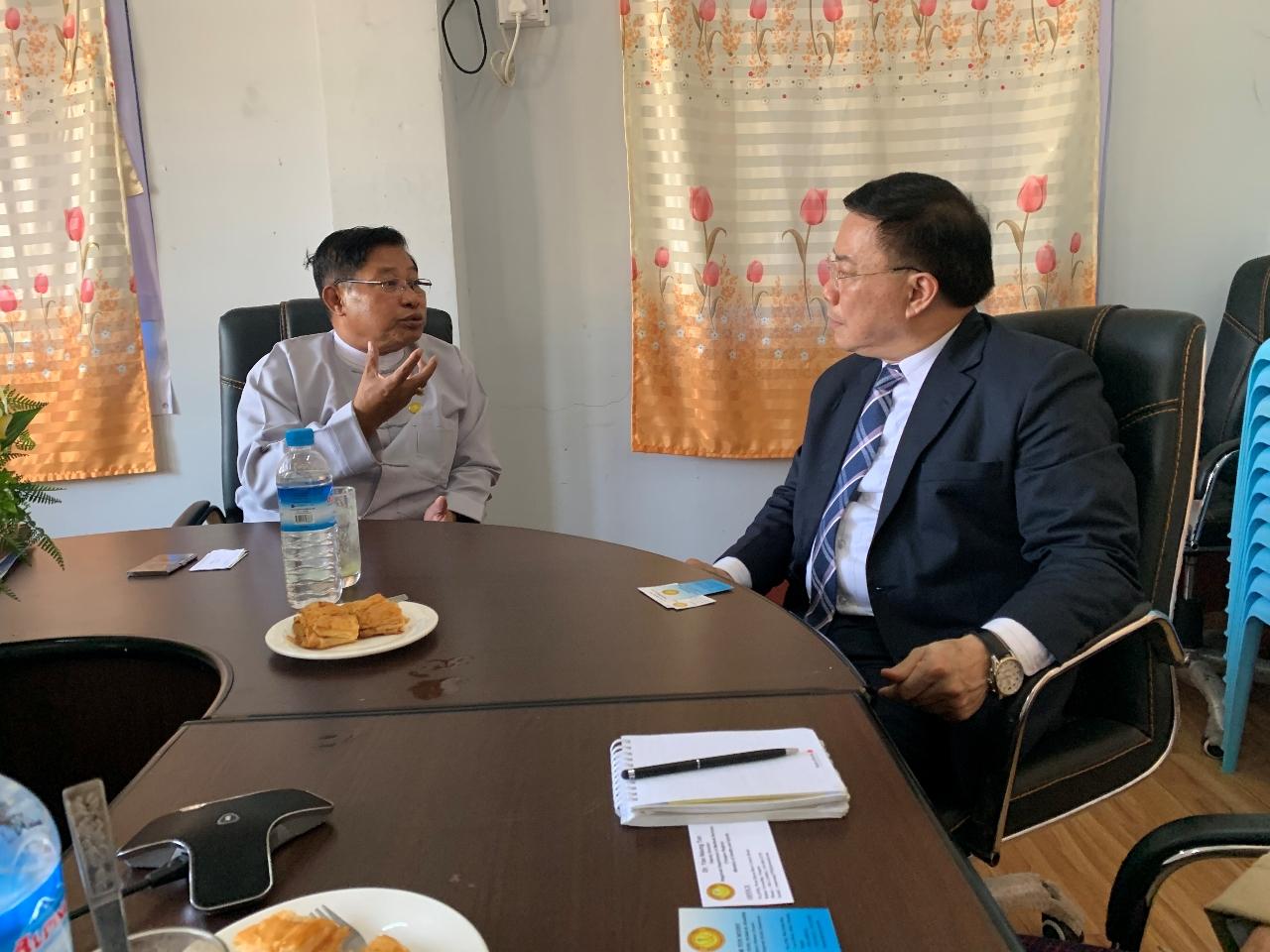 駐緬甸代表李朝成與仰光衛生主管Dr T.Myint交流