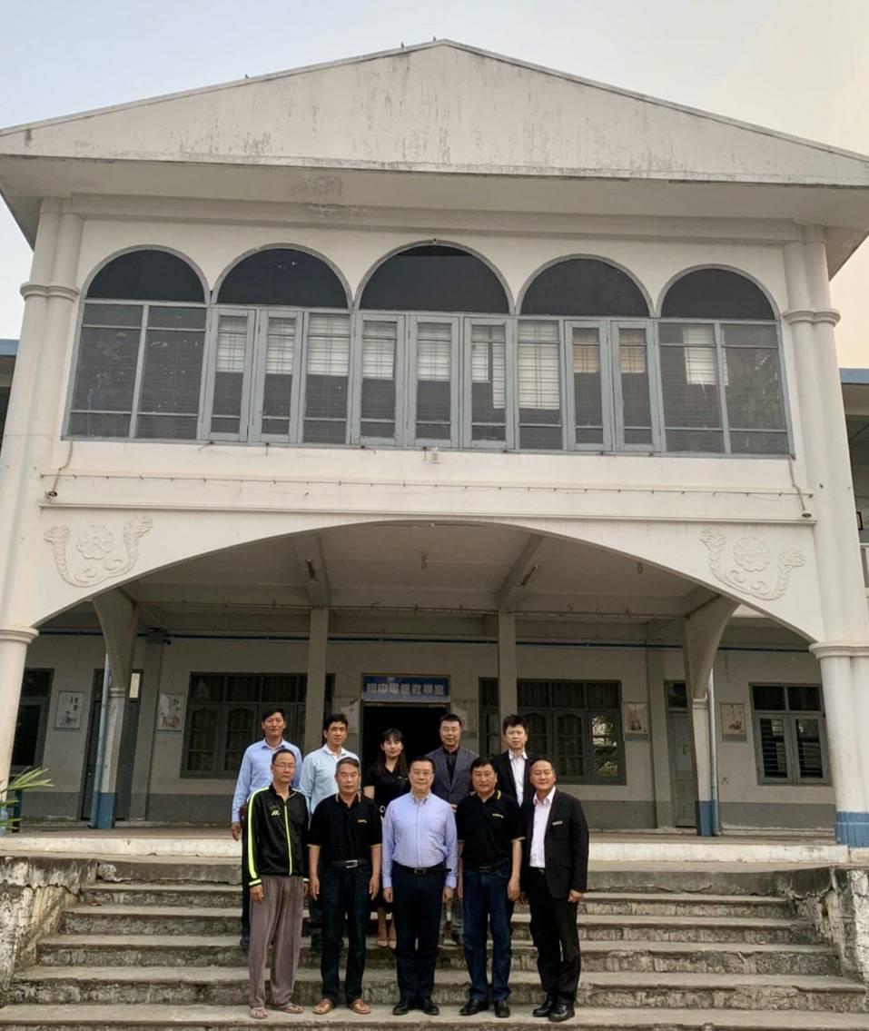 李朝成代表3月22日下午由張水庸副參事及張文華組長陪同，前往黑猛龍中學訪問，葉星副校長及多名教師接待。李朝成代表一行除了聽取葉星副校長彙報黑猛龍中學創辦的歷程、臺灣志工每年暑假到校服務情形、新型冠狀肺炎疫情停課因應措施以及學生報名技職建教專班人數。李朝成代表一行並實地參觀高中部校園各項硬體設備，肯定學校辦學成果。


李朝成代表（前排左3）與葉星副校長（前排右2）及教師等在高中部合影
