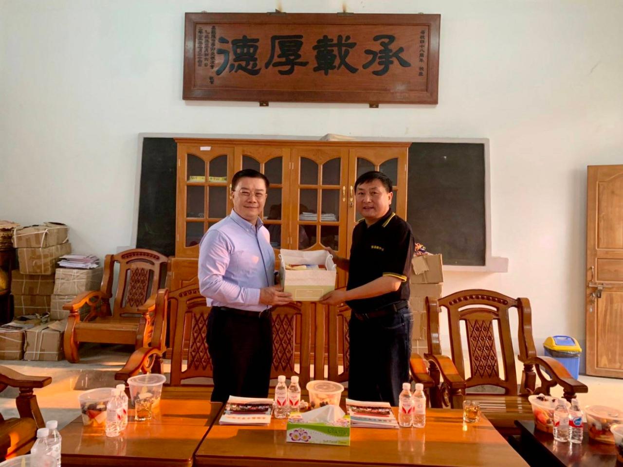 李朝成代表3月22日下午由張水庸副參事及張文華組長陪同，前往黑猛龍中學訪問，葉星副校長及多名教師接待。李朝成代表一行除了聽取葉星副校長彙報黑猛龍中學創辦的歷程、臺灣志工每年暑假到校服務情形、新型冠狀肺炎疫情停課因應措施以及學生報名技職建教專班人數。李朝成代表一行並實地參觀高中部校園各項硬體設備，肯定學校辦學成果。

李朝成代表贈送緬甸僑生烘焙具臺灣風味的糕點給黑猛龍中學葉星副校長
