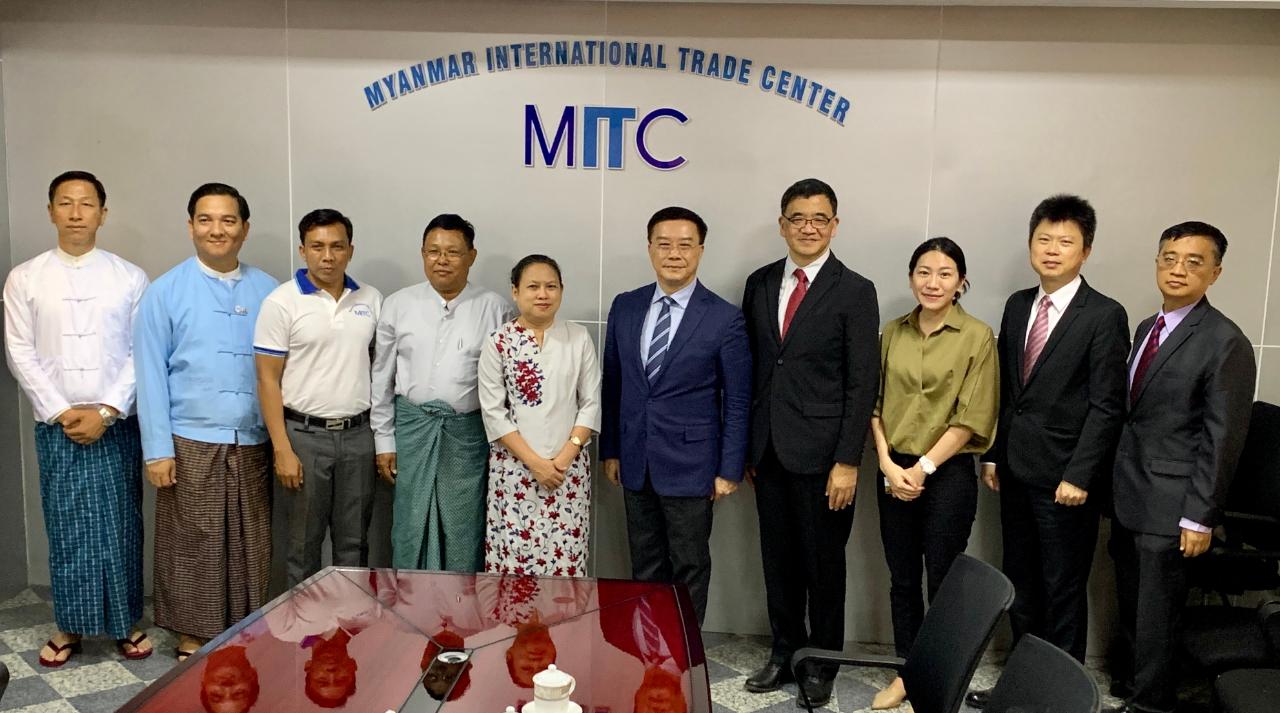 駐緬甸代表處李朝成代表偕同仁於3月14日上午拜會緬甸國際貿易中心(MITC)，恭賀該中心正式啟用，由該中心副主任Dr. Thet Lwin Oo等歡迎接待，李朝成代表並參觀該中心內緬甸產品攤位，逐一瞭解各攤位產品特色並與業者親切互動。李代表向緬方表示，歡迎緬方向臺灣拓銷緬甸產品，希望進一步加強雙方經貿交流。


李朝成代表(中右)偕本處同仁與緬方合影
