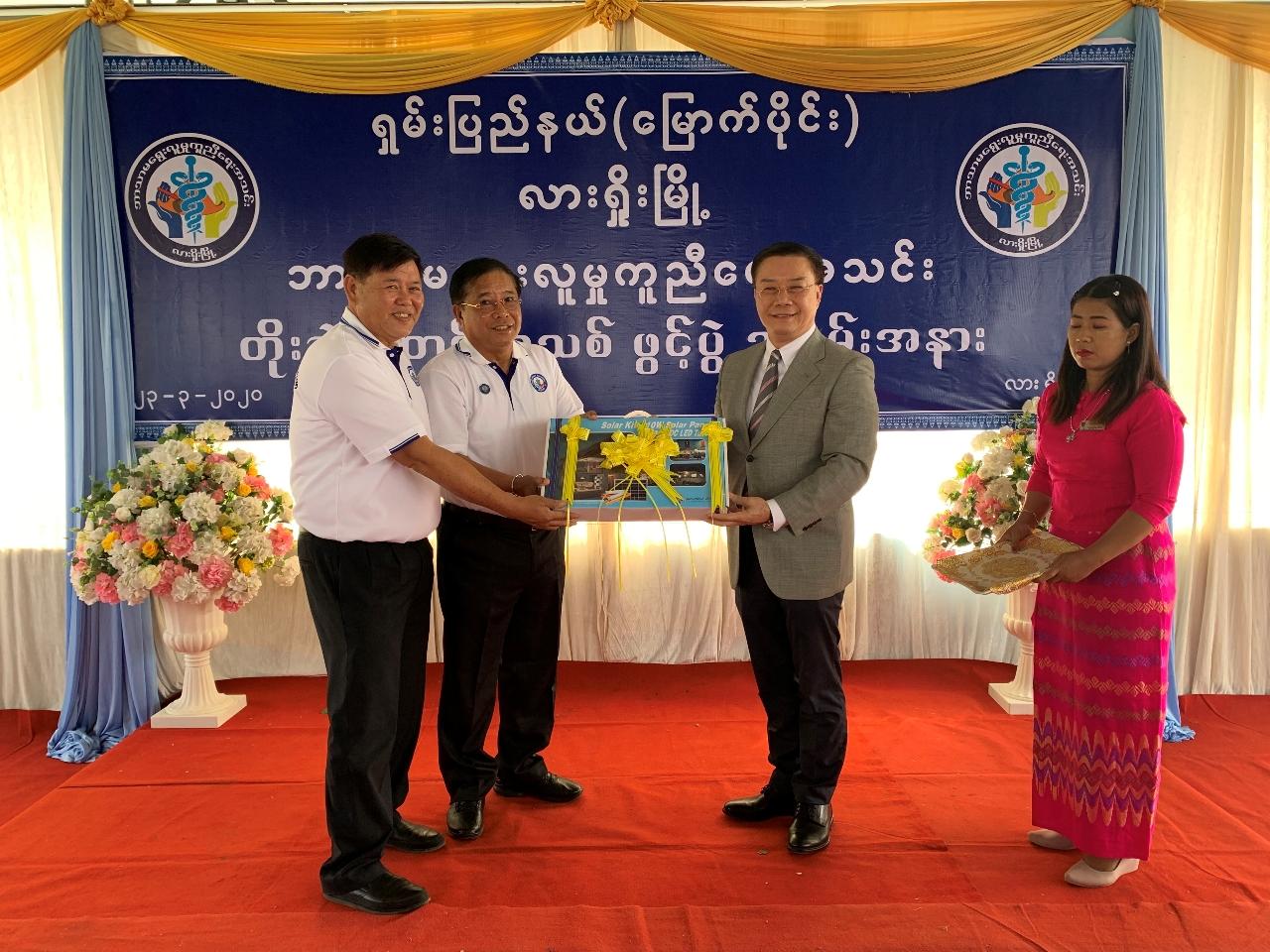 駐緬甸代表李朝成代表臺灣捐贈太陽能等組100套予緬北偏鄉居民