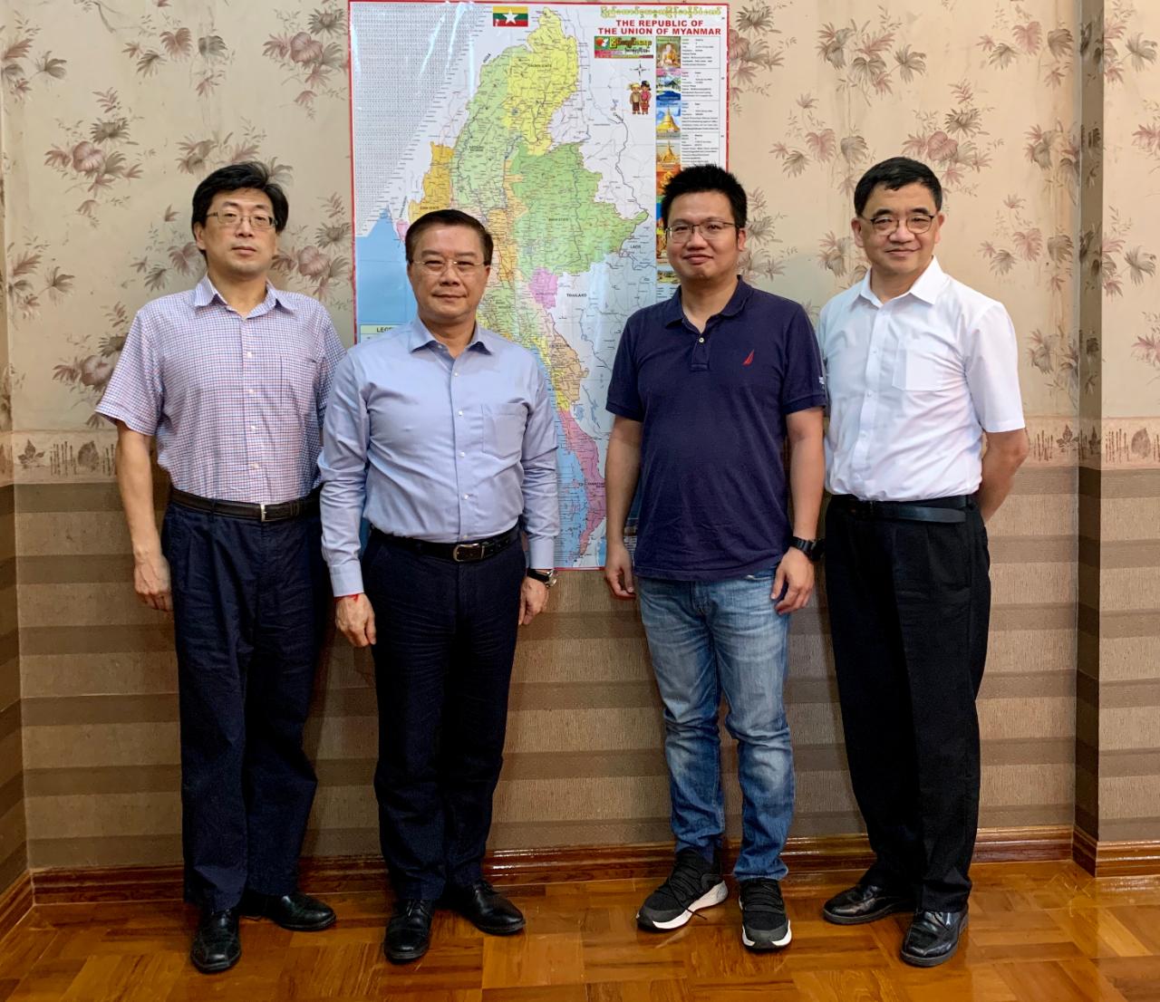 臺商Vivisocial Pacific 公司執行長陳誌正4月1日上午拜會駐緬甸代表處李朝成代表，就緬甸藥品及醫療器材供需情形以及緬甸醫療體系因應新冠肺炎(COVID-19)疫情亟需之協助交換意見。

駐緬甸代表處李朝成代表(左二)、臺商Vivisocial Pacific 公司陳誌正執行長(右二)、林世政秘書(左一)及經濟組蕭俊組長(右一)合影