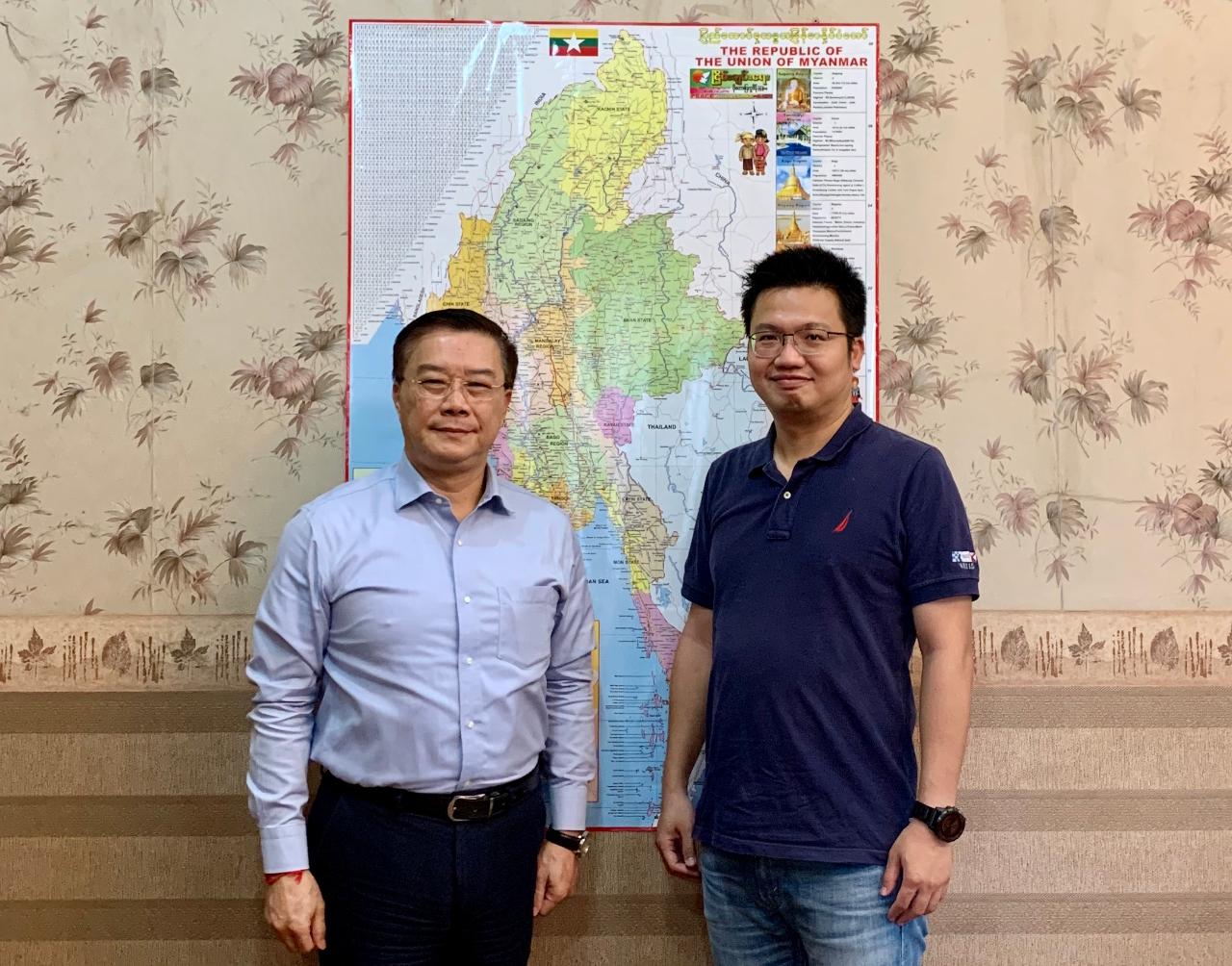 臺商Vivisocial Pacific 公司執行長陳誌正4月1日上午拜會駐緬甸代表處李朝成代表，就緬甸藥品及醫療器材供需情形以及緬甸醫療體系因應新冠肺炎(COVID-19)疫情亟需之協助交換意見。


駐緬甸代表處李朝成代表(左)與臺商Vivisocial Pacific 公司陳誌正執行長(右)合影
