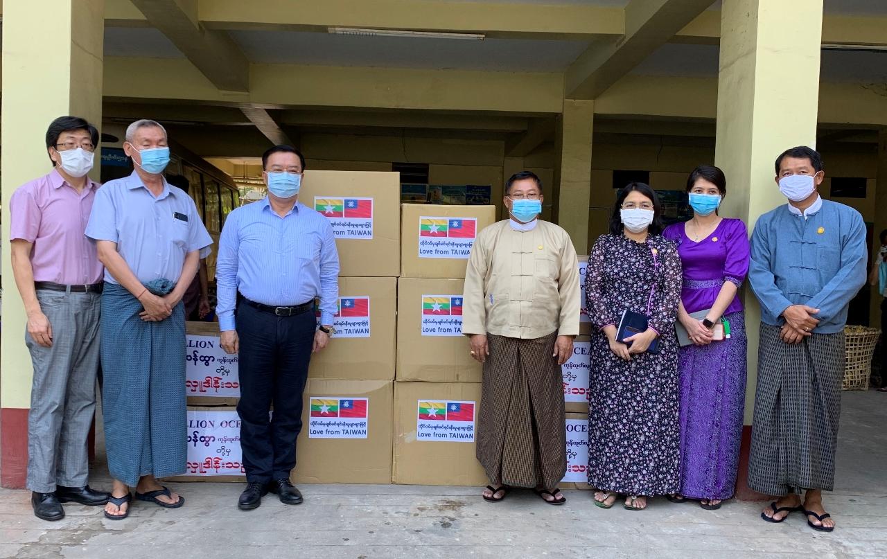 駐緬甸代表處捐贈高品質口罩兩萬片並見證僑商捐贈個人防護衣250套予緬甸衛生部、仰光省衛生廳