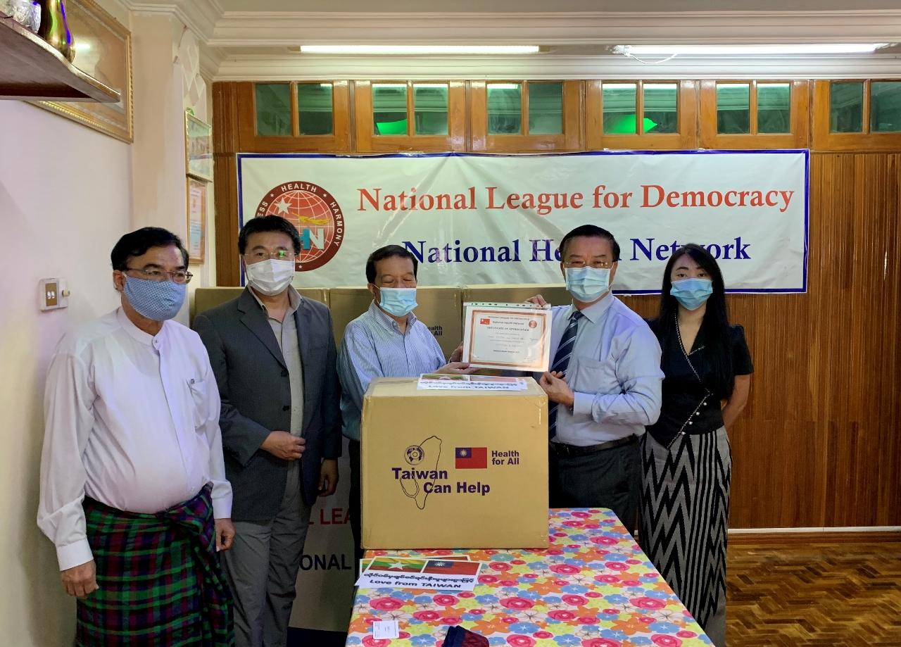 駐緬甸代表處捐贈緬甸防疫機構口罩 (圖)駐緬甸代表處李朝成代表、廷繆溫主席及醫衛團隊、駐緬甸代表處副參事張水庸