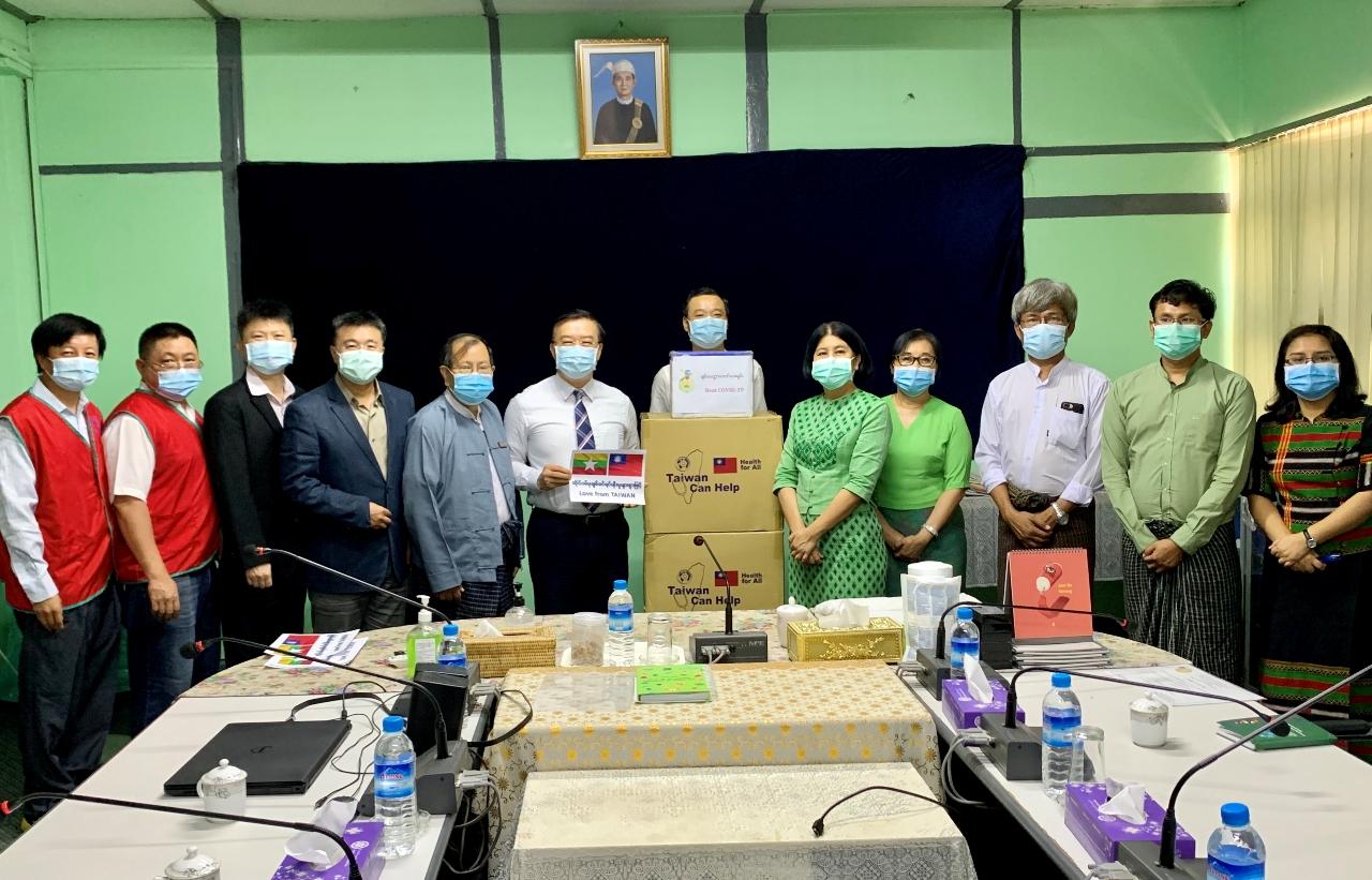 駐緬甸代表處與愛緬基金會捐助防疫物資合影（圖）駐緬甸代表李朝成、NHL實驗室主管、緬甸世界衛生組織相關專家、駐緬甸代表處副參事張水庸、僑務組組長張文華、愛緬基金會執行長趙德仁、董事明光文