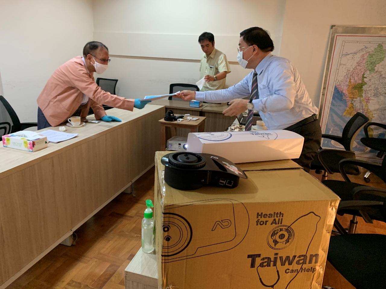  駐緬甸代表處拜會緬甸智庫並展示臺灣製防疫熱像儀