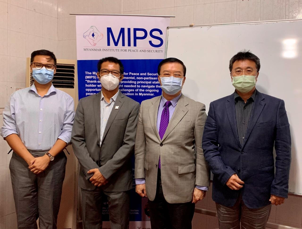 駐緬甸代表處李朝成代表、緬甸智庫「和平暨安全研究所」（Myanmar Institute for Peace and Security, MIPS)創辦人明佐烏(Min Zaw Oo)、研究員亞狄哈、駐緬甸代表處副參事張水庸