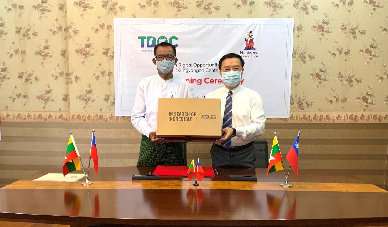 駐緬甸代表處李朝成代表轉致明杜文基金會TDOC電腦以推動社區數位計畫