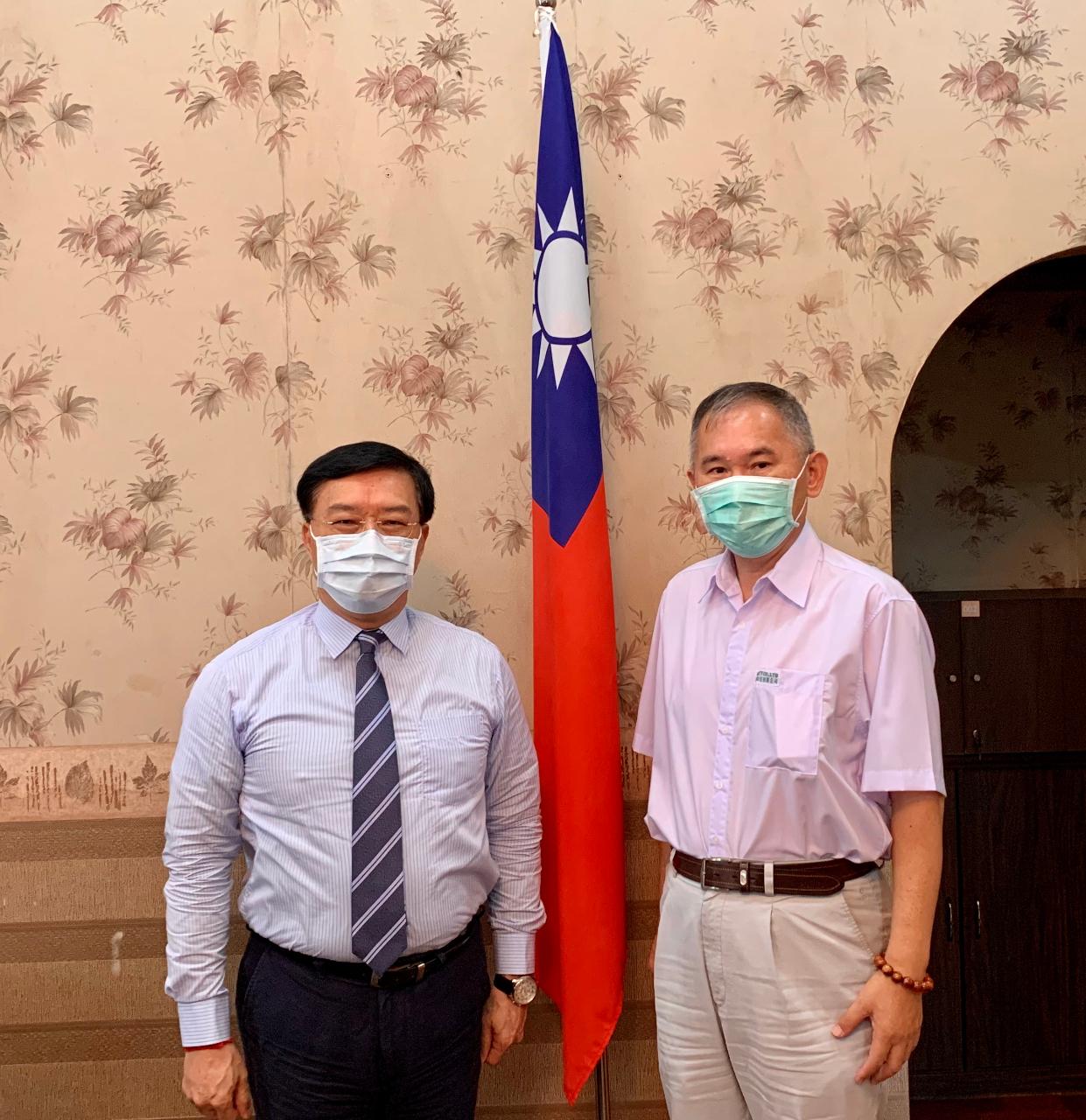 昌億有限公司為專業運動鞋代工廠，2012年前來緬甸投資設廠，員工約7,200人，該公司廖榮達協理偕陳奕侃經理於7月30日上午拜會駐緬甸代表處李朝成代表，就該公司於新冠肺炎疫情期間之防疫、營運、因應措施等事宜，以及估評未來增加投資之可行性等交換意見。