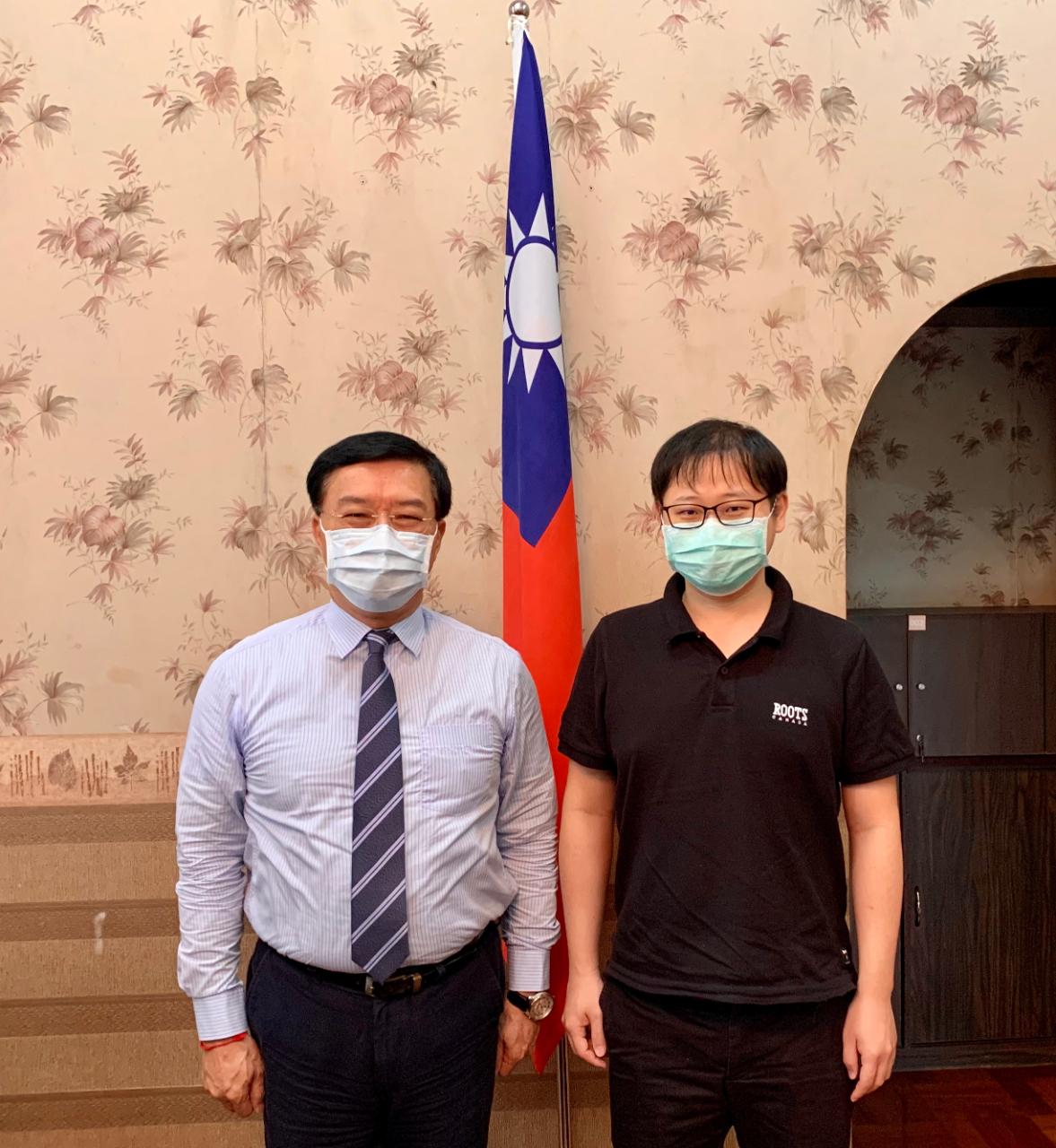 昌億有限公司為專業運動鞋代工廠，2012年前來緬甸投資設廠，員工約7,200人，該公司廖榮達協理偕陳奕侃經理於7月30日上午拜會駐緬甸代表處李朝成代表，就該公司於新冠肺炎疫情期間之防疫、營運、因應措施等事宜，以及估評未來增加投資之可行性等交換意見。