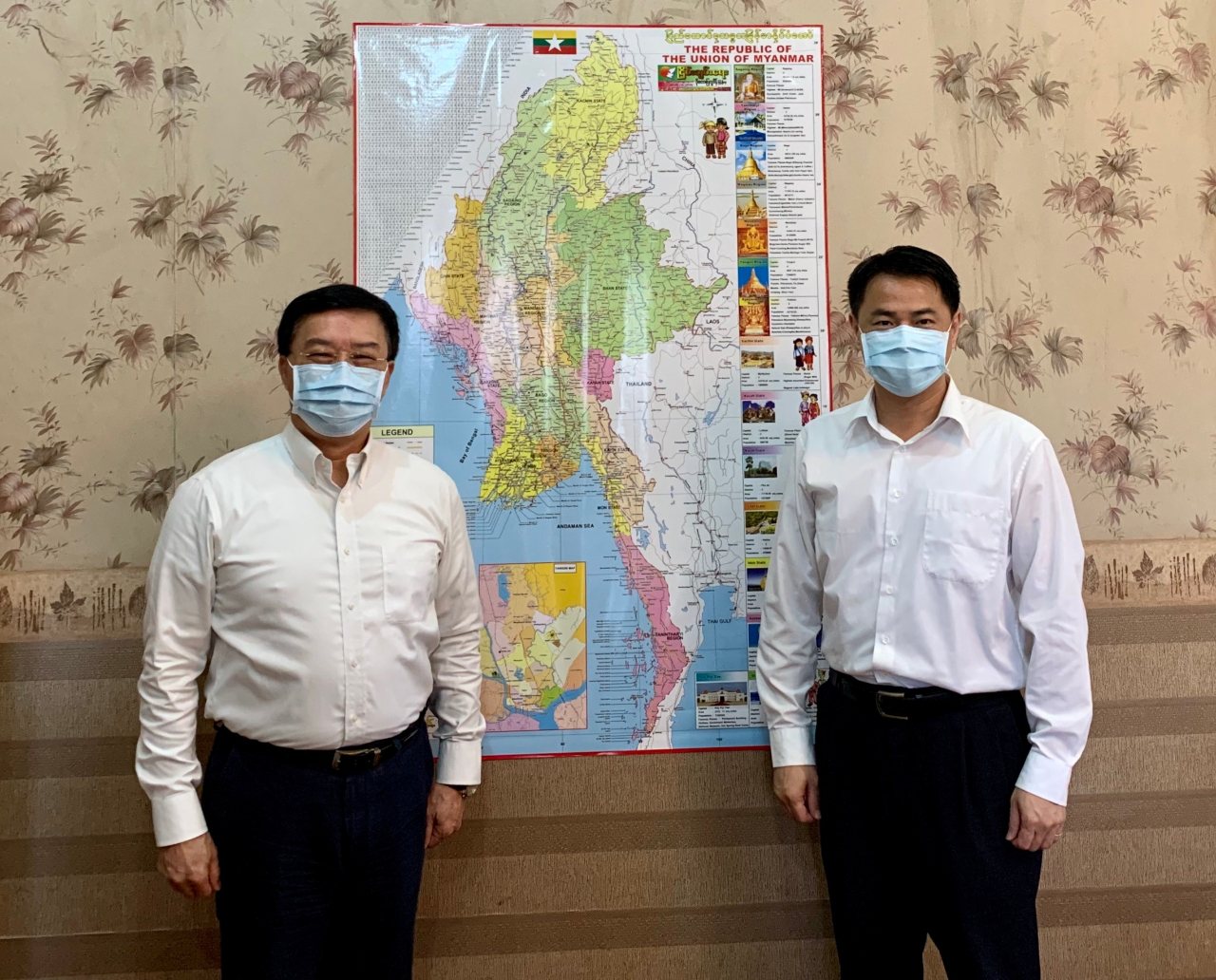 永豐金租賃股份有限公司緬甸辦事處李開國代表9月9日上午拜會駐緬甸代表處李朝成大使，雙方就緬甸目前新冠肺炎疫情防治現況、緬甸政經情勢發展、及我駐緬金融業者目前業務拓展情形等議題交換意見。永豐金控股份有限公司為我國知名金控集團，旗下子公司涵括銀行、證券、投信、租賃及創業投資等金融產業，營業據點包括歐、美、東南亞以及港、澳及中國大陸等地，駐緬甸辦事處係於2015年於仰光設立。
駐緬甸代表處李朝成大使(左) 永豐金租賃股份有限公司緬甸辦事處李開國代表(右)合影