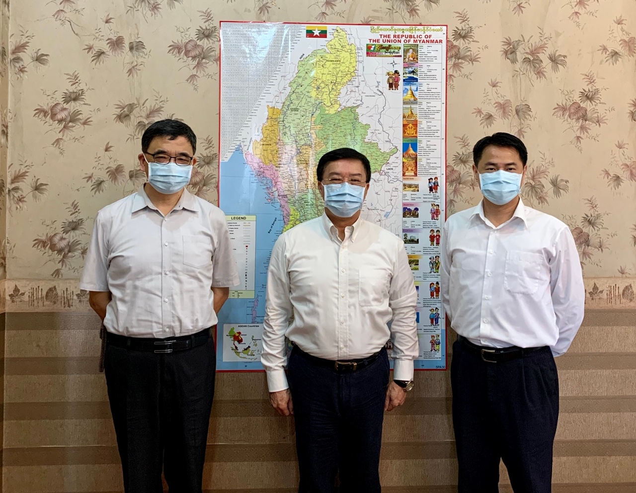 永豐金租賃股份有限公司緬甸辦事處李開國代表9月9日上午拜會駐緬甸代表處李朝成大使，雙方就緬甸目前新冠肺炎疫情防治現況、緬甸政經情勢發展、及我駐緬金融業者目前業務拓展情形等議題交換意見。永豐金控股份有限公司為我國知名金控集團，旗下子公司涵括銀行、證券、投信、租賃及創業投資等金融產業，營業據點包括歐、美、東南亞以及港、澳及中國大陸等地，駐緬甸辦事處係於2015年於仰光設立。
駐緬甸代表處李朝成大使(中)偕經濟組蕭俊組長(左)與永豐金租賃股份有限公司緬甸辦事處李開國代表(右)合影