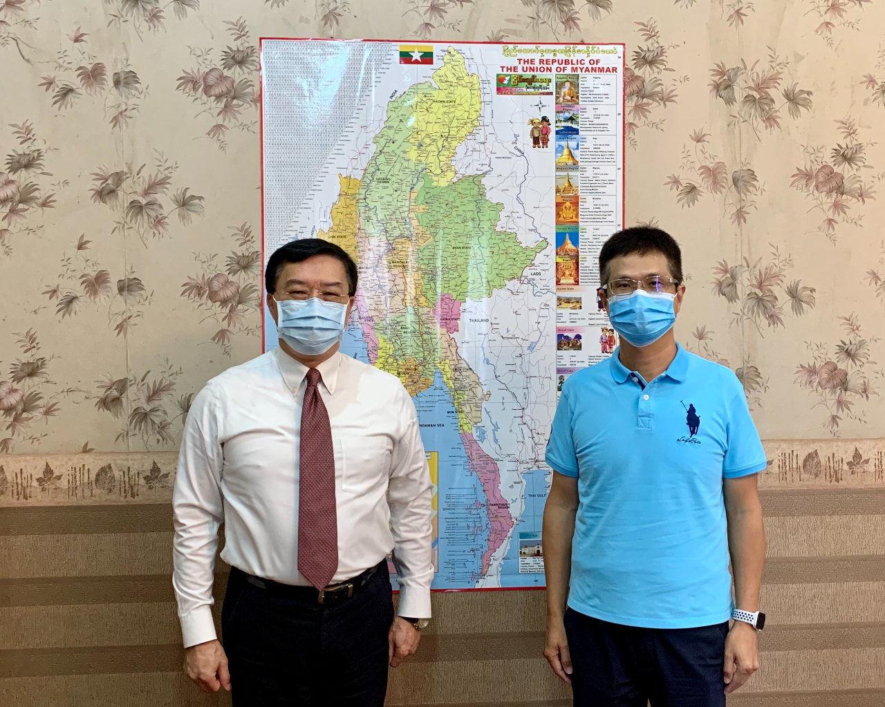 臺灣中小企業銀行仰光代表人辦事處江宏典首席代表9月17日上午拜會駐緬甸代表處李朝成大使，雙方就緬甸目前新冠肺炎第2波疫情爆發防治現況、臺緬雙邊在疫情期間醫療交流合作情形、及緬甸政情情勢發展等議題交換意見。臺灣中小企業銀行前身為台灣無盡株式會社，成立於1915年，現擁有百年歷史， 1998年改制為民營銀行。目前為中小企業信用專業銀行，計有124間國內分行、9間海外分行，仰光代表人辦事處係於2015年12月於仰光設立。
駐緬甸代表處李朝成大使(左) 臺灣中小企業銀行仰光代表人辦事處江宏典首席代表(右)合影
