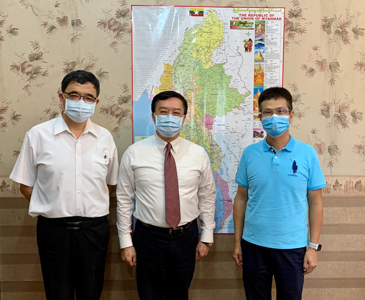 臺灣中小企業銀行仰光代表人辦事處江宏典首席代表9月17日上午拜會駐緬甸代表處李朝成大使，雙方就緬甸目前新冠肺炎第2波疫情爆發防治現況、臺緬雙邊在疫情期間醫療交流合作情形、及緬甸政情情勢發展等議題交換意見。臺灣中小企業銀行前身為台灣無盡株式會社，成立於1915年，現擁有百年歷史， 1998年改制為民營銀行。目前為中小企業信用專業銀行，計有124間國內分行、9間海外分行，仰光代表人辦事處係於2015年12月於仰光設立。
駐緬甸代表處李朝成大使(中)偕經濟組蕭俊組長(左)與臺灣中小企業銀行仰光代表人辦事處江宏典首席代表 (右)合影
