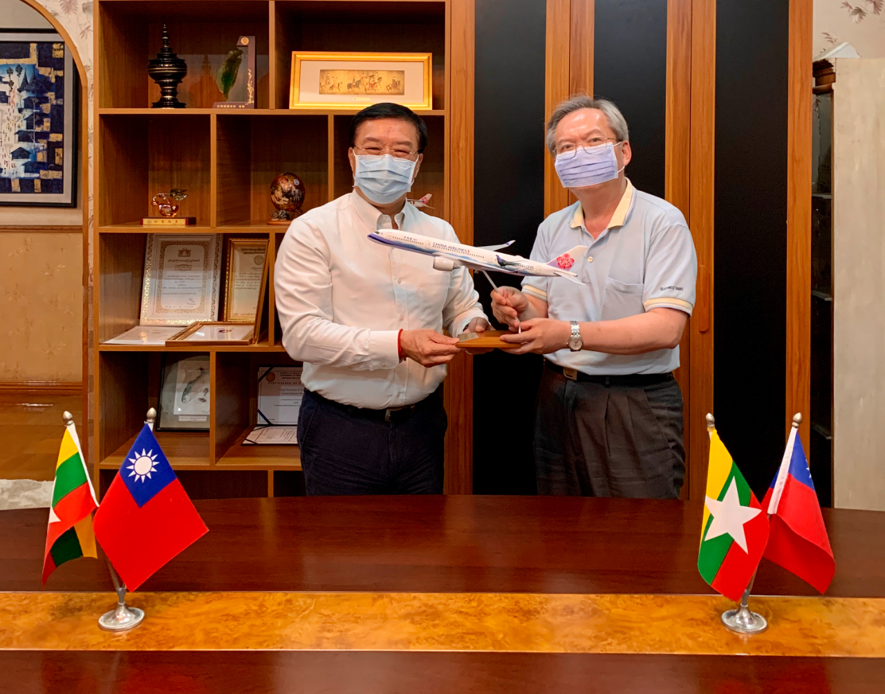 中華航空公司緬甸分公司林智義總經理於12月28日下午拜會駐緬甸代表處李朝成代表，經濟組蕭俊組長在座。雙方就華航續提供台北仰光間救援班機事交換意見，李大使關切台商往返事宜及明年1月國際航線能否復飛，林總經理表示將繼續努力為臺商及緬甸國民提供更安全及便利的服務。    

駐緬甸代表處李朝成代表(左)與中華航空公司緬甸分公司林智義總經理(右)合影  
