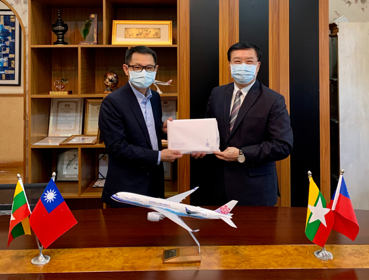 臺灣銀行仰光代表人辦事處莊祖雄主任於12月28日上午拜會駐緬甸代表處李朝成大使，雙方就目前緬甸新冠肺炎疫情各項防治管控措施之未來可能走向，及在緬甸投資臺商目前營運情形等議題交換意見。臺灣銀行是臺灣第一家銀行，創立於日治時代初期的1899年，1946年改組成立為今日的臺灣銀行，全球分行計有185間，為臺灣銀行業龍頭，無論銀行淨值、資產總值額、存放款餘額，皆為臺灣各銀行之首。為協助臺灣經濟成長與產業發展，該行全力支持各階段重要基礎建設、產業升級與各項振興經濟方案，充分發揮金融體系支援經濟發展之功能。


駐緬甸代表處李朝成大使(右)與臺灣銀行仰光代表人辦事處莊祖雄主任(左)合影
