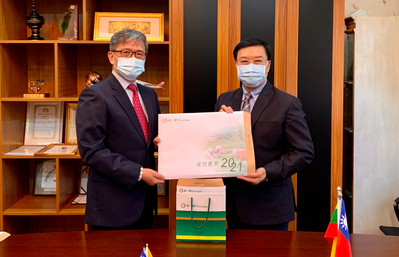 第一銀行仰光代表辦事處陳榮澤首席代表於12月8日上午拜會駐緬甸代表處李朝成大使，雙方就該行在新冠肺炎疫情衝擊下之業務推動成果及現況、臺商在緬甸投資現況進展及潛在商機等議題交換意見。第一銀行創立於民國前13年當時名為「臺灣貯蓄銀行」，民國65年改稱「第一商業銀行」（FIRST COMMERCIAL BANK），民國87年由公營體制轉型為民營銀行，經營迄今已逾百年。員工約7,000餘人，營業單位除總行外，國內計有187家分行，並不斷持續布局海外市場，現已有39個海外分支行據點，進駐國際各大都會及金融商業中心，為滿足台商企業需要提供全方位金融服務。

駐緬甸代表處李朝成大使(右) 與第一銀行仰光代表辦事處陳榮澤首席代表(左)合影