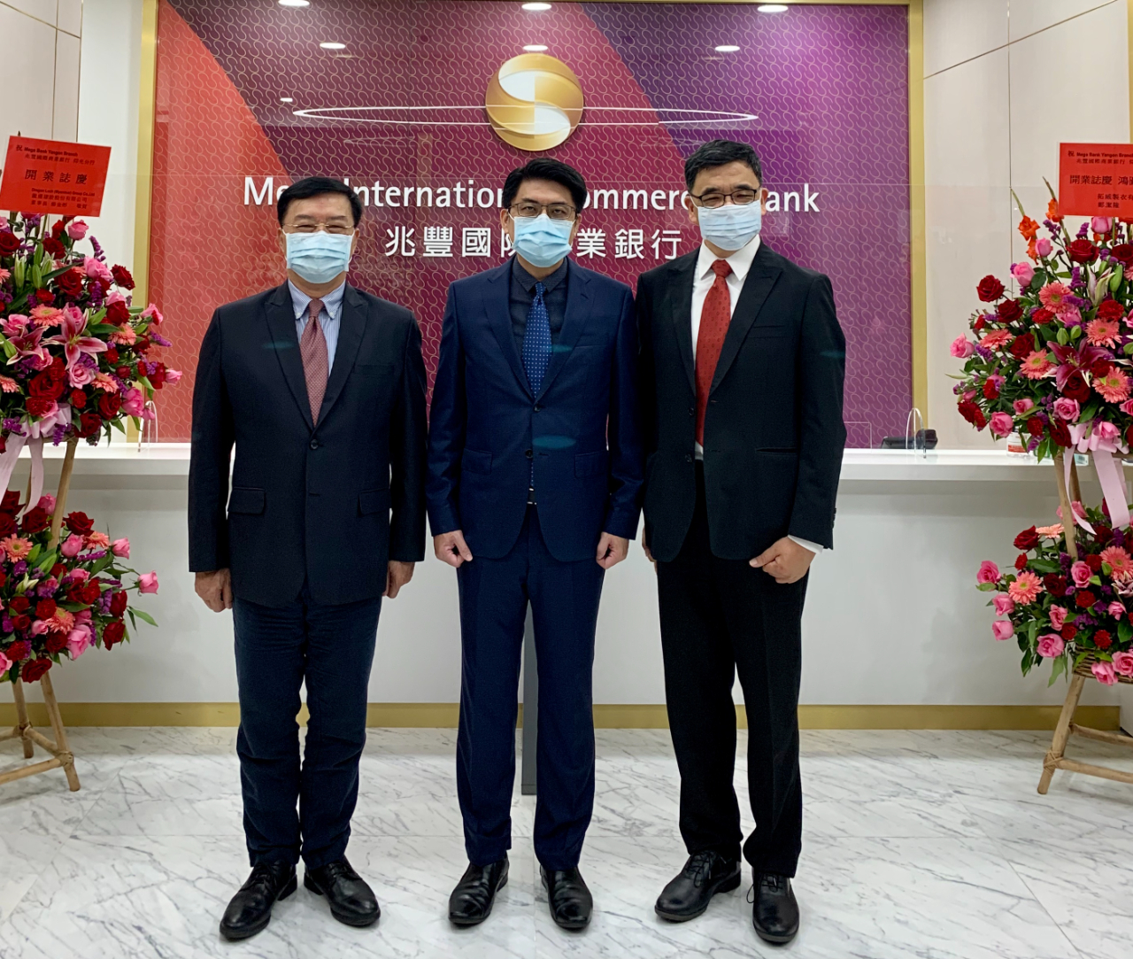 兆豐國際商業銀行仰光分行於1月7日正式對外營業。駐緬甸代表處李朝成大使率經濟組同仁於上午前往致賀，由該行林連長經理接待，並介紹服務團隊及導引參觀該行各項服務設施，李大使稱許兆豐銀行籌備效率及服務精神，表示兆豐素以提供國貿及匯兌專業金融服務聲名卓著，期許仰光分行開業後，能為緬甸台商提供更多、更完善之金融服務。
 
兆豐國際商業銀行是由中國商銀及交通銀行合併組成，二家銀行均為我國具光榮歷史之銀行。兆豐目前國內分行家數達108家，海外分行24家，支行5家，代表處3處，加之轉投資子銀行及分行，合計海外據點達37處。響應新南向政策，兆豐積極佈局東南亞市場，包含仰光分行，目前於泰國、越南、柬埔寨、菲律賓、新加坡、馬來西亞、緬甸、澳洲、印度等9國，共有19個據點，新南向業務市占率為國銀第一。
李朝成大使(左)偕經濟組蕭俊組長(右)參加兆豐國際商業銀行仰光分行開業活動與林連長經理(中)合影