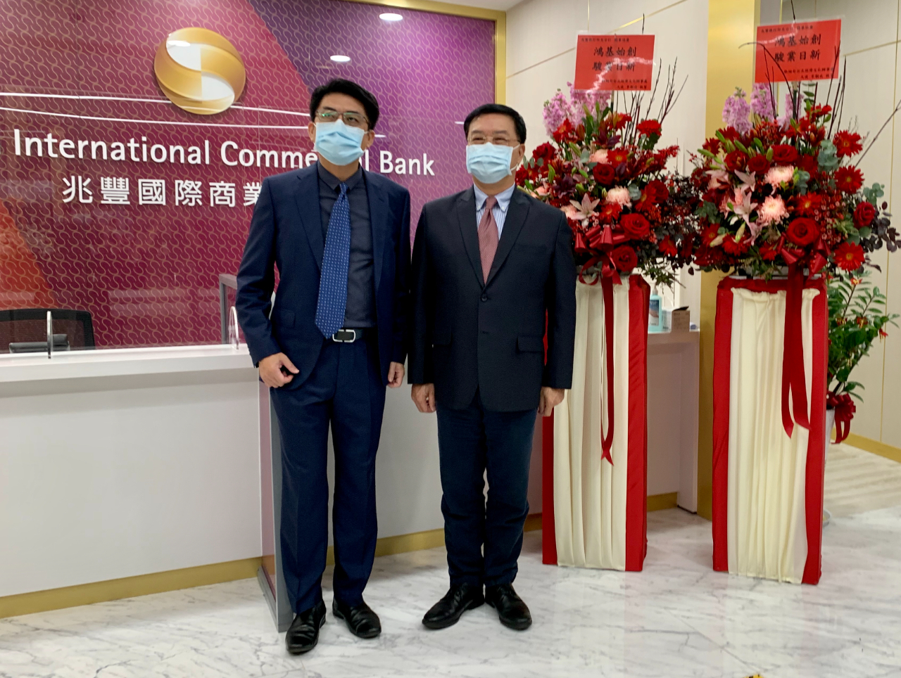 兆豐國際商業銀行仰光分行於1月7日正式對外營業。駐緬甸代表處李朝成大使率經濟組同仁於上午前往致賀，由該行林連長經理接待，並介紹服務團隊及導引參觀該行各項服務設施，李大使稱許兆豐銀行籌備效率及服務精神，表示兆豐素以提供國貿及匯兌專業金融服務聲名卓著，期許仰光分行開業後，能為緬甸台商提供更多、更完善之金融服務。
 
兆豐國際商業銀行是由中國商銀及交通銀行合併組成，二家銀行均為我國具光榮歷史之銀行。兆豐目前國內分行家數達108家，海外分行24家，支行5家，代表處3處，加之轉投資子銀行及分行，合計海外據點達37處。響應新南向政策，兆豐積極佈局東南亞市場，包含仰光分行，目前於泰國、越南、柬埔寨、菲律賓、新加坡、馬來西亞、緬甸、澳洲、印度等9國，共有19個據點，新南向業務市占率為國銀第一。
李朝成大使(右)參加兆豐國際商業銀行仰光分行開業活動與林連長經理(左)合影