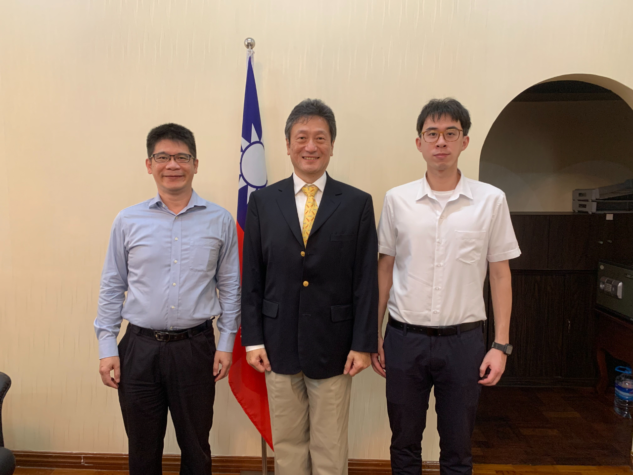 中華航空緬甸分公司連建章總經理與翁維陽機場經理於3月8日拜會駐緬甸代表處周中興大使，就臺緬航班及旅客載運現況交換意見。
周中興大使(中)、連建章總經理(左)、翁維陽機場經理(右)合影