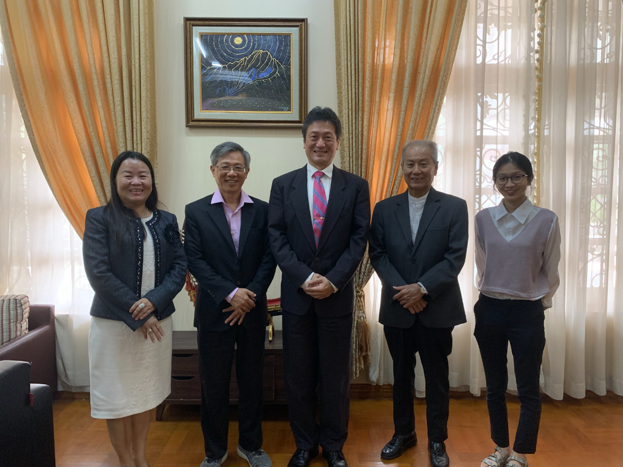 緬甸王子飯店林志民董事長伉儷偕林郁真特助及羅海鳴總經理等經營團隊，於3月10日拜會駐緬甸代表處周中興大使，就緬甸政經情勢及在緬營運現況進行交流。
周中興大使(中)、林志民董事長(左2)、黃露玲女士(左1)、羅海鳴總經理(右2)、林郁真特助(右1)合影