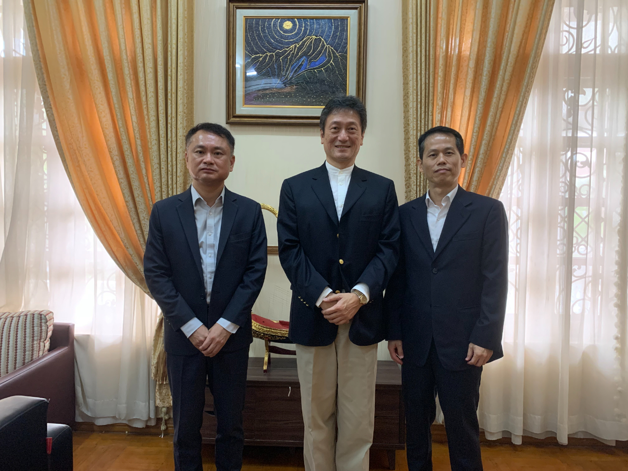 合作金庫商業銀行仰光代表人辦事處簡志強首席代表與台新銀行緬甸仰光代表人辦事處劉振國首席代表，連袂於3月13日拜會駐緬甸代表處周中興大使，就緬甸政經概況以及在緬營運情形等交換意見。
周中興大使(中)與劉振國代表(左)及簡志強代表(右)合影