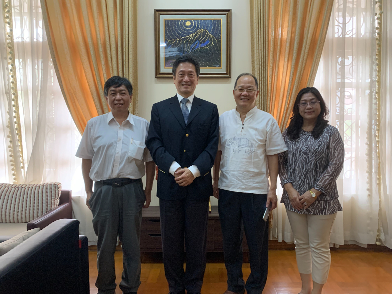 三升農機科技公司楊朝明經理、金太陽農機貿易Myat Theingi總經理，與潔淨氫氣公司緬甸總代理馮懷勇經理，攜手於3月14日拜會駐緬甸代表處周中興大使，就推動台緬農業合作作法交換意見。
周中興大使(左2)與馮懷勇經理(左1) 、楊朝明經理(右2)及Myat Theingi總經理(右1)合影 