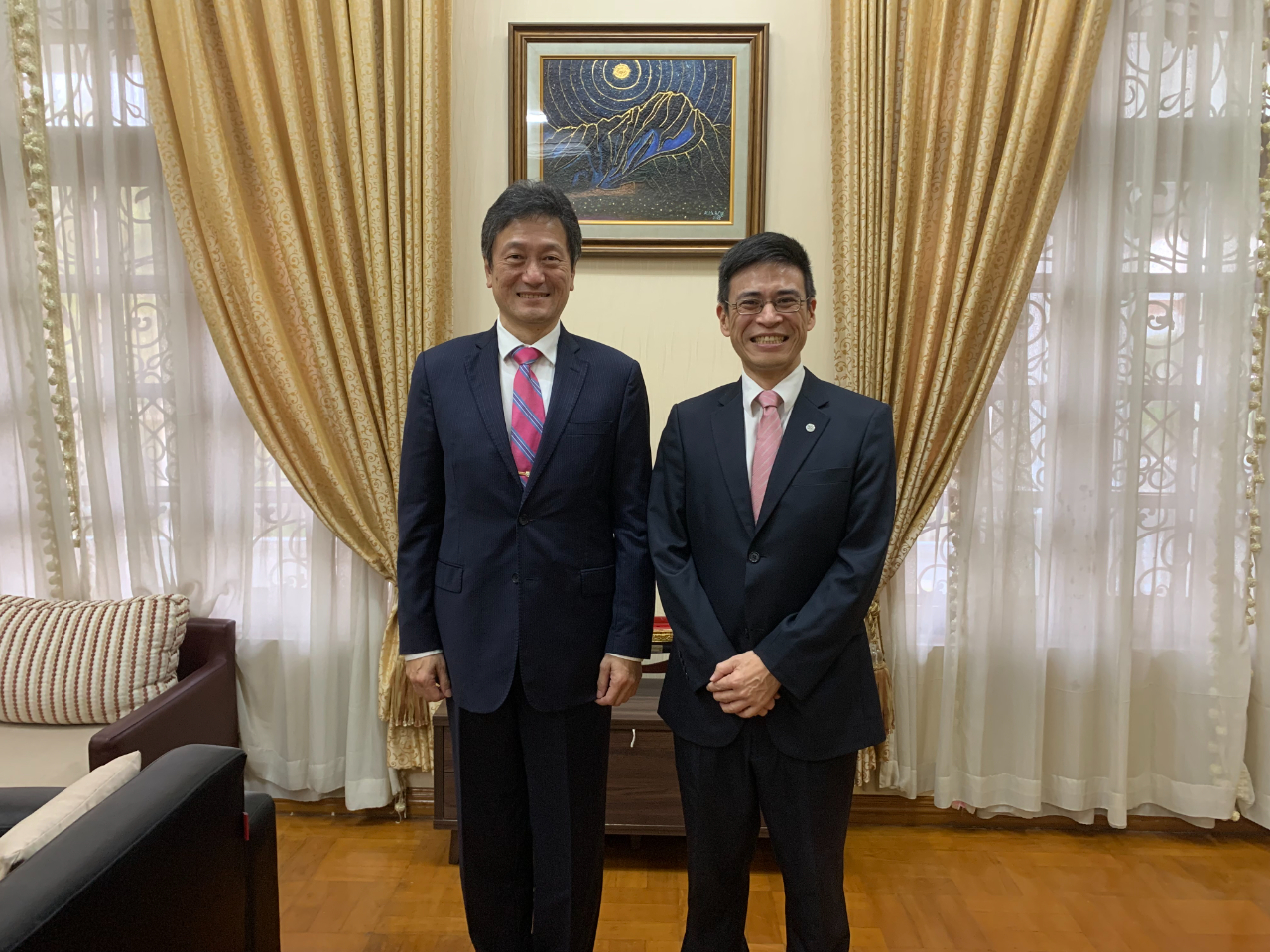 玉山銀行仰光分行林君威經理(行長)於3月17日拜會駐緬甸代表處周中興大使，就緬甸政經概況以及在緬營運情形等交換意見。
周中興大使(左)與林君威行長(右)合影