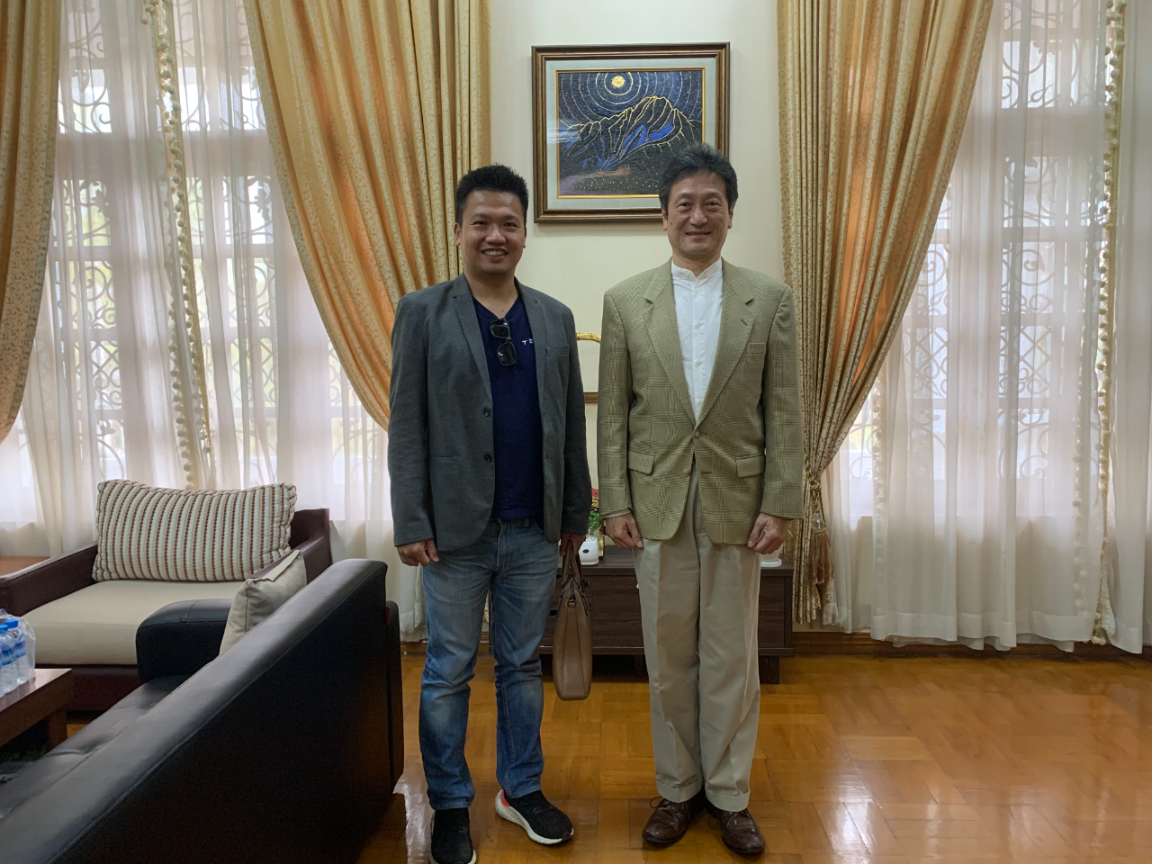 臺商Vivisocial Pacific公司陳誌正執行長於3月21日拜會駐緬甸代表處周中興大使，就緬甸醫藥業及推動台緬醫療合作等議題交換意見。
周中興大使(右)與陳誌正執行長(左)合影 