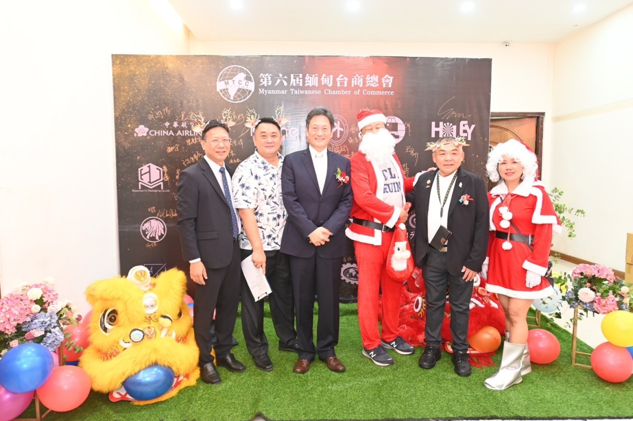 2023.12.23緬甸臺商總會歡慶聖誕迎新年大使與貴賓合影(3)