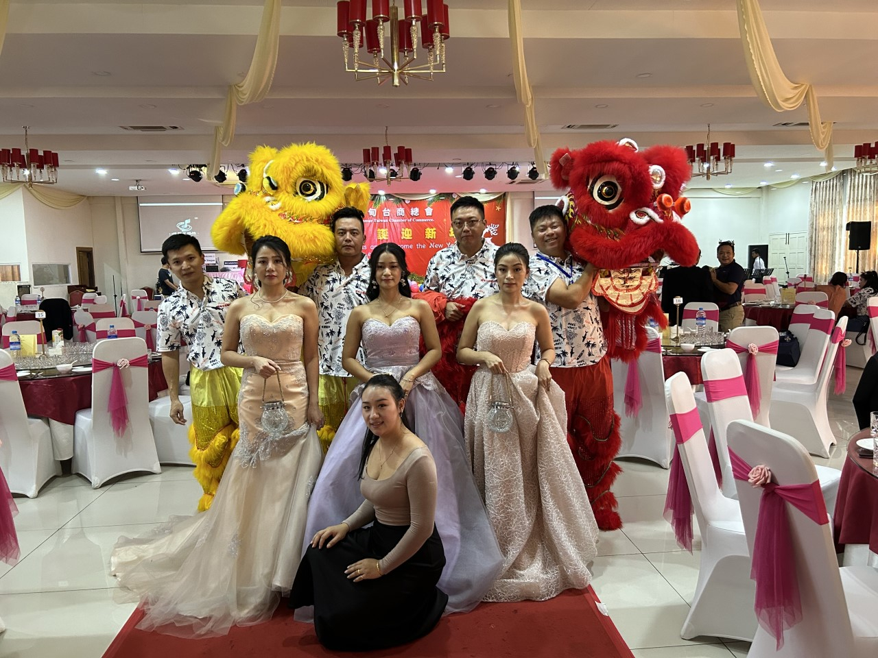 2023.12.23緬甸臺商總會歡慶聖誕迎新年醒獅團與家眷合影(4)