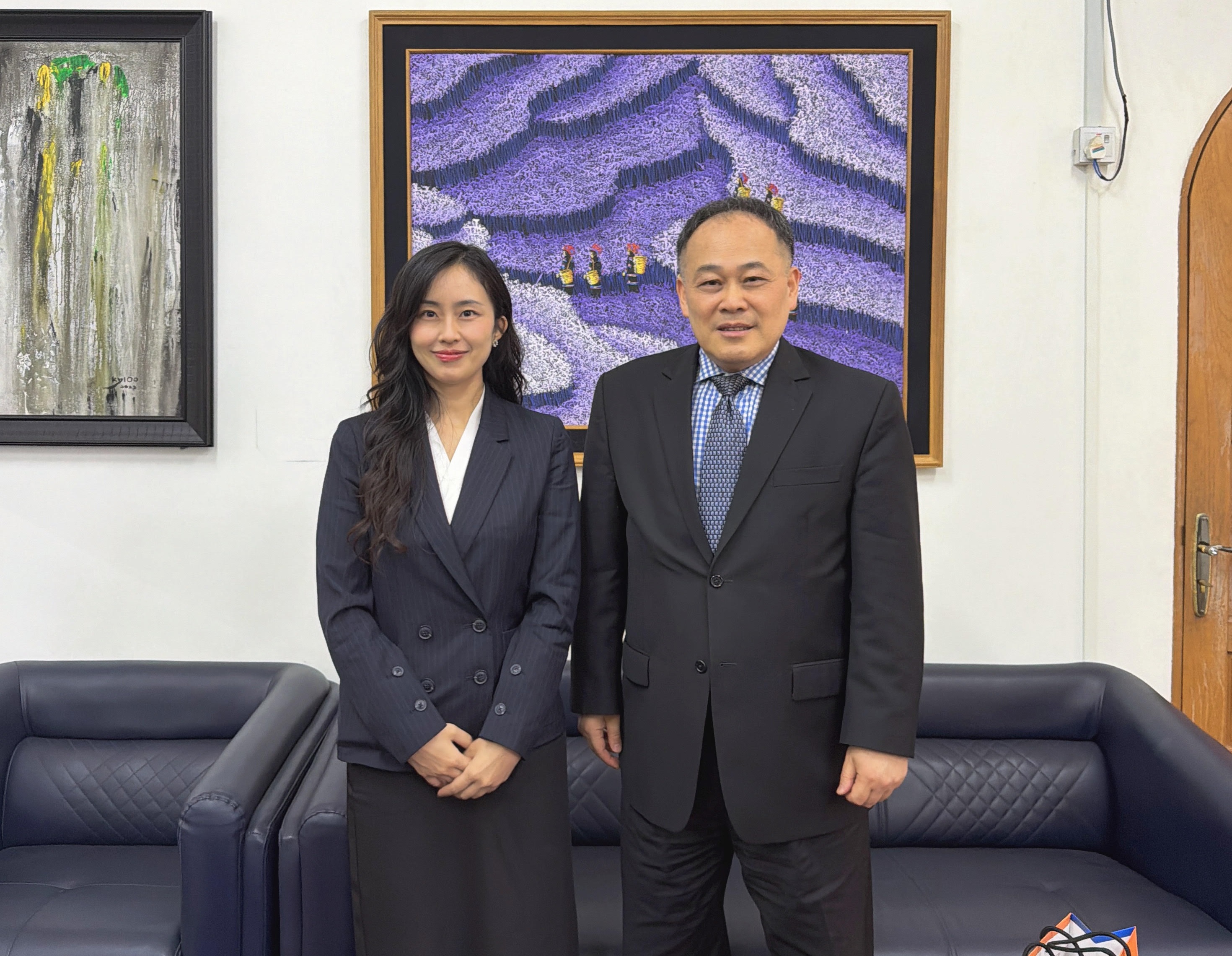 元大銀行緬甸仰光代表人辦事處李枝銀女士於本(2026)年4月 24日拜會駐緬甸代表處黃敏境代表，就緬甸當前政經情勢及金融市場發展等議題交換意見。