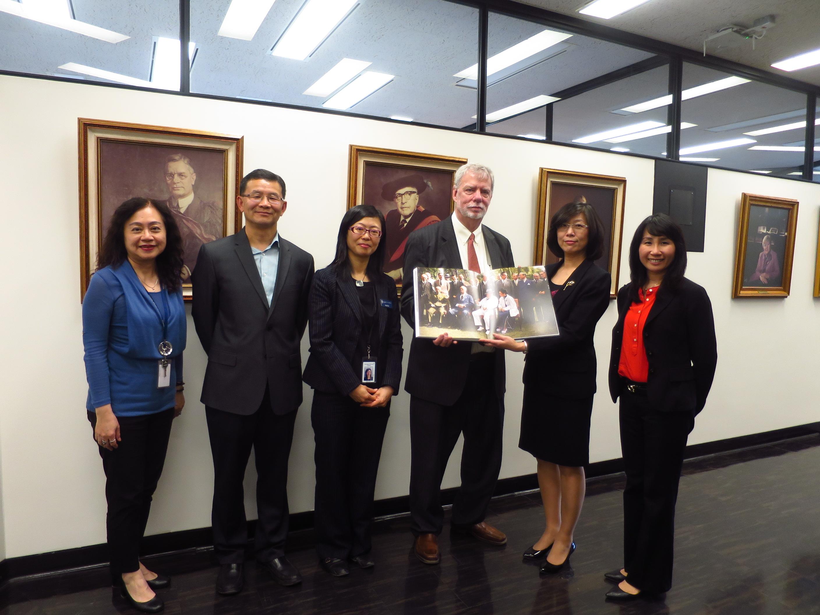 徐處長致贈「中華民國與二戰」史料相片集予多倫多大學總圖書館